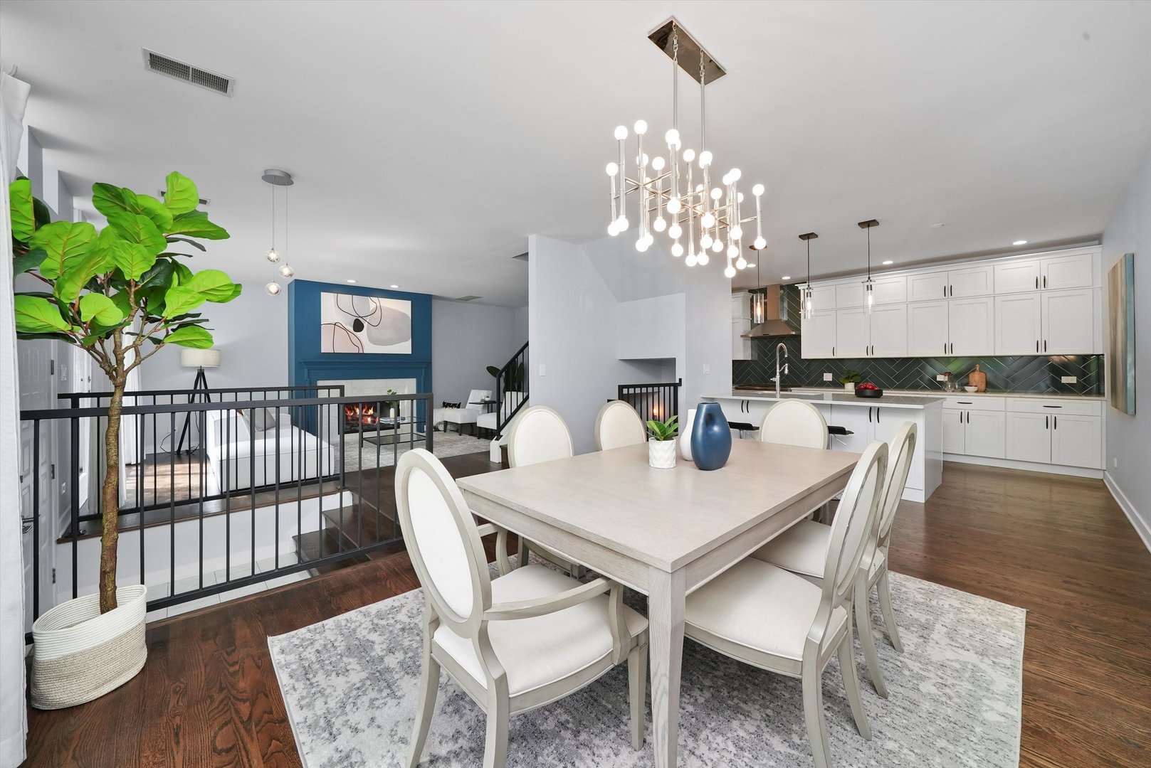 950 N CLARK Street Unit: E