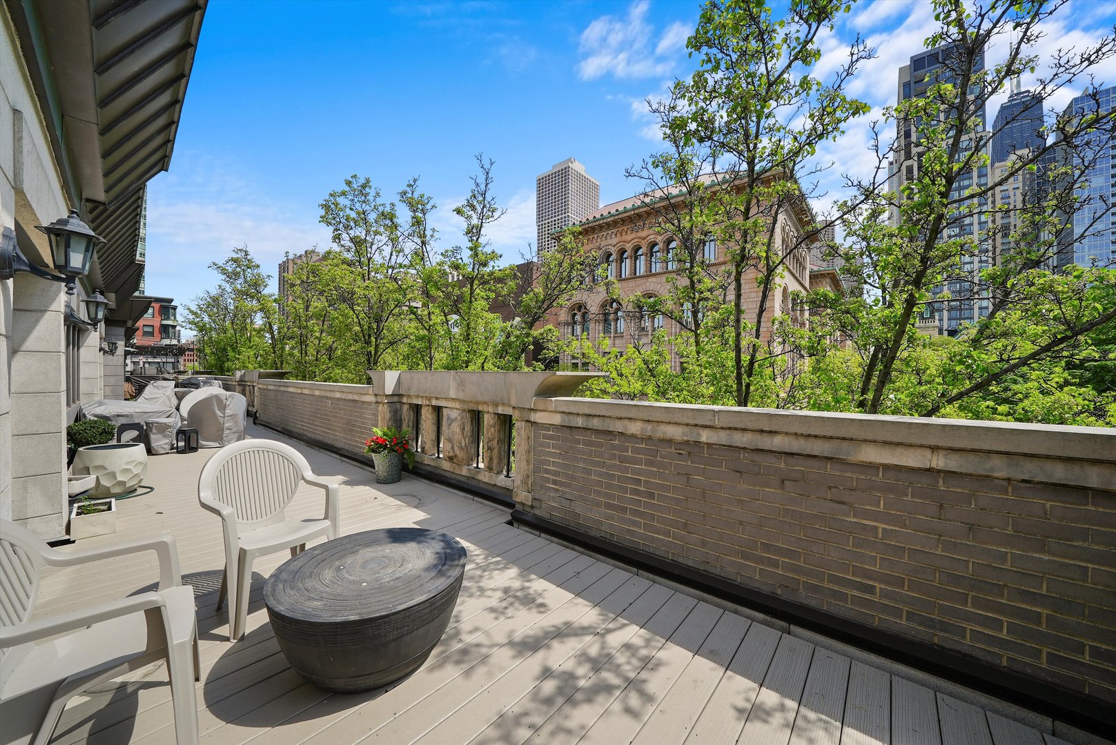 950 N CLARK Street Unit: E