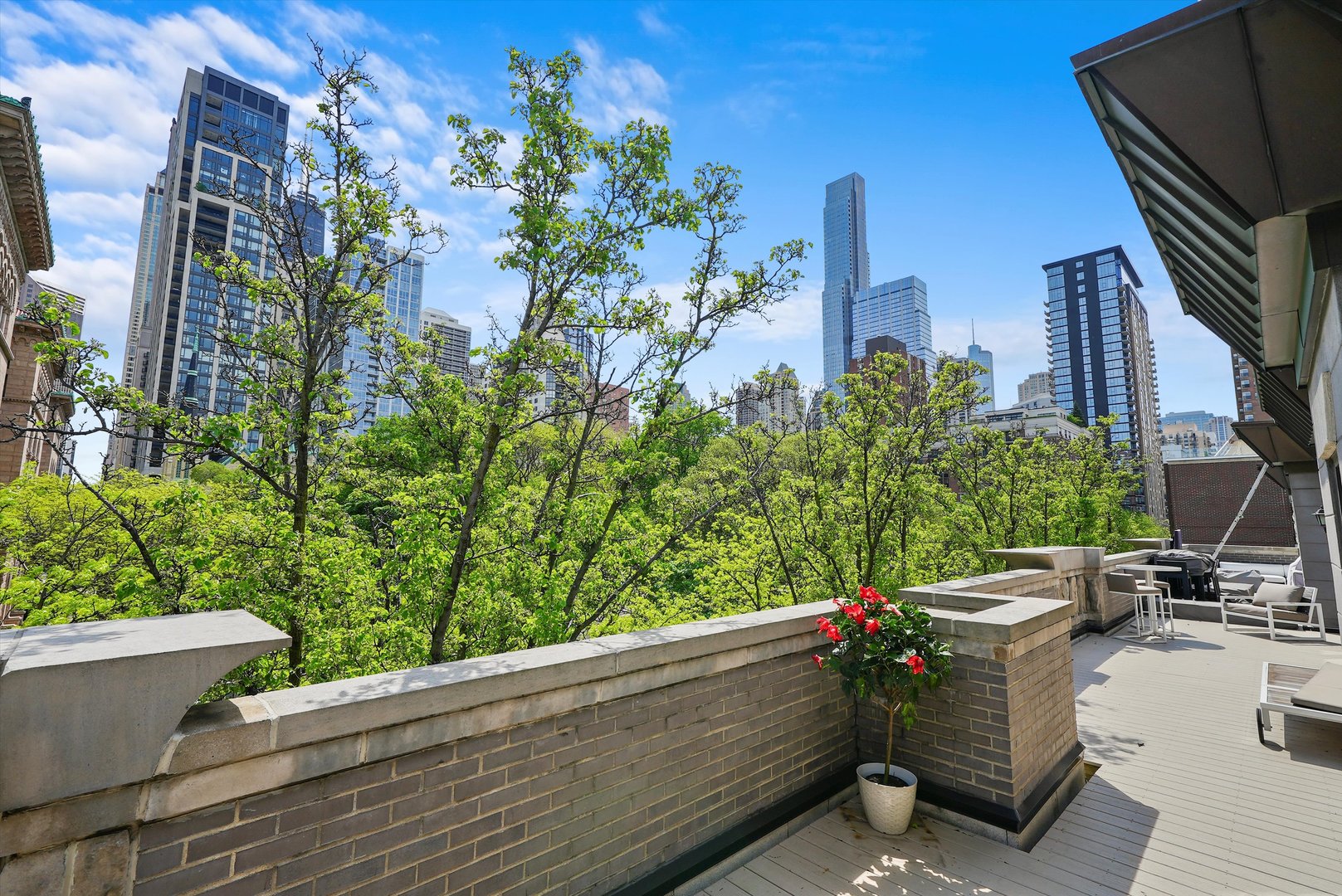 950 N CLARK Street Unit: E