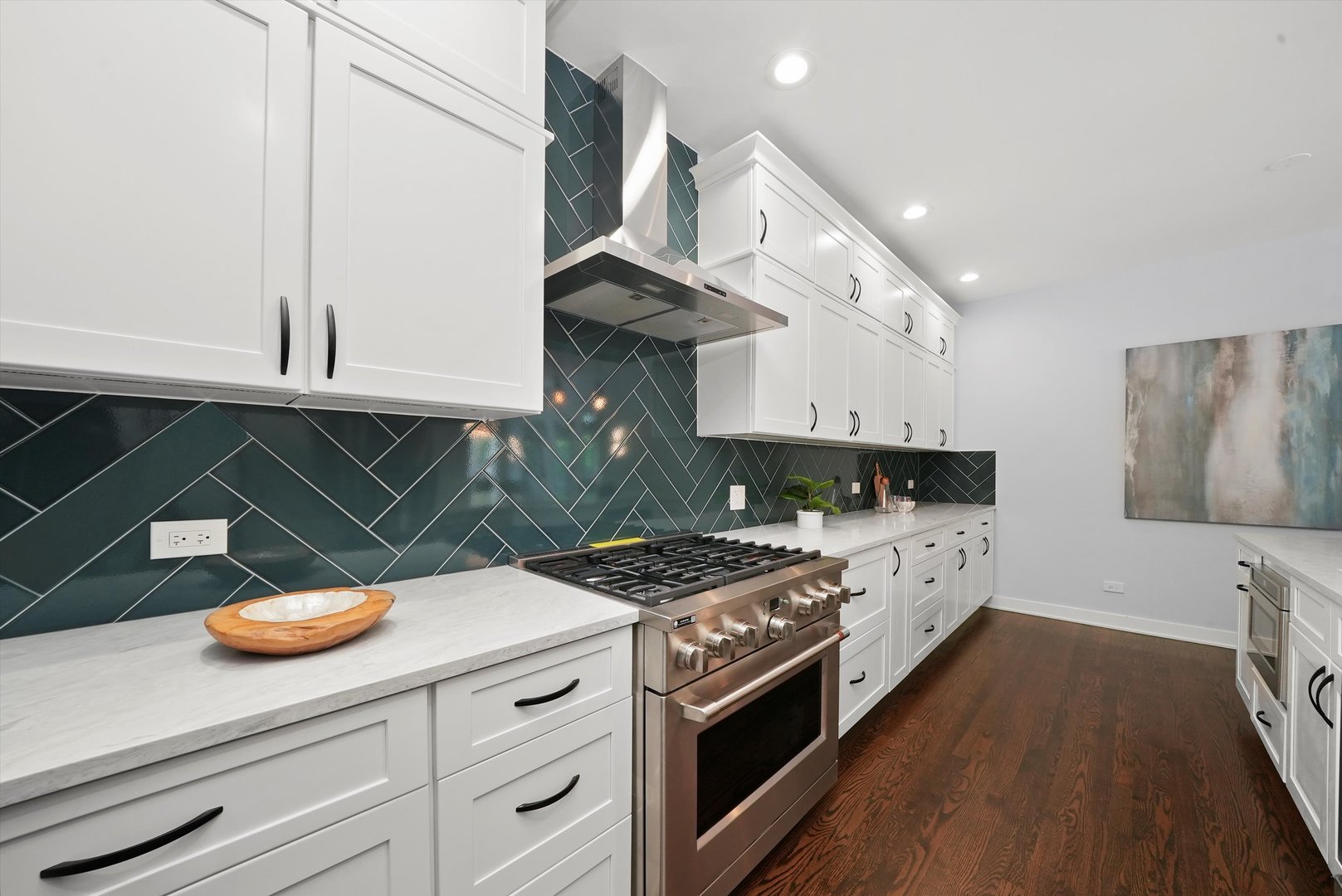 950 N CLARK Street Unit: E