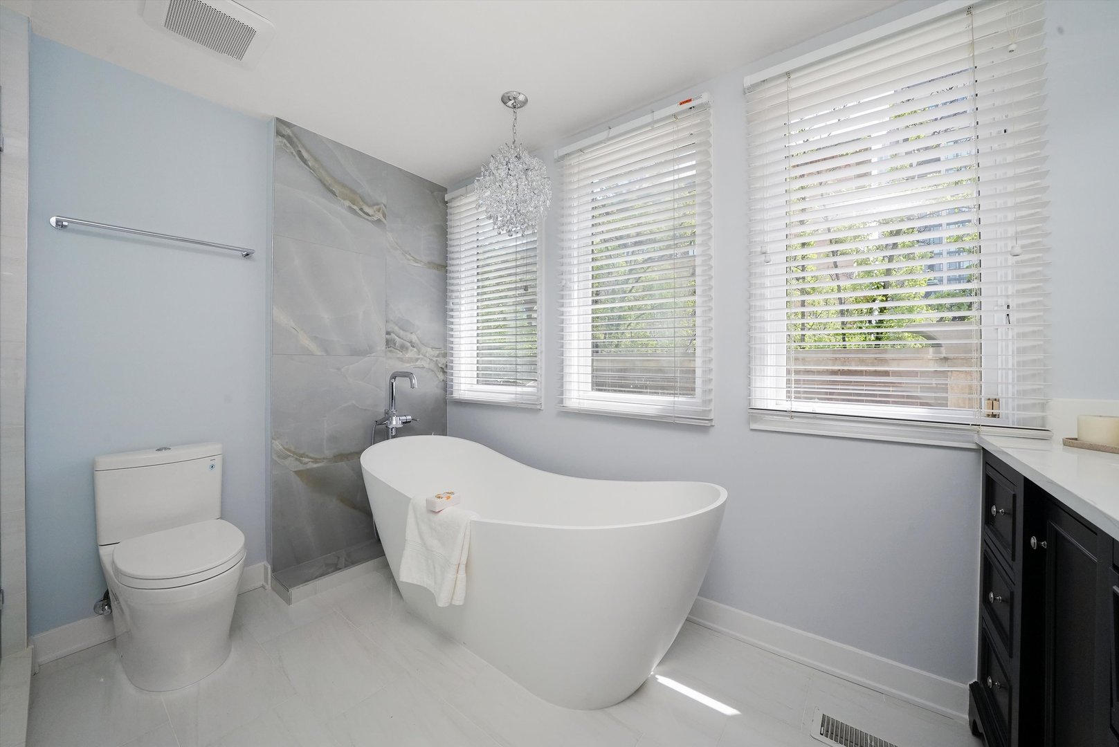 950 N CLARK Street Unit: E