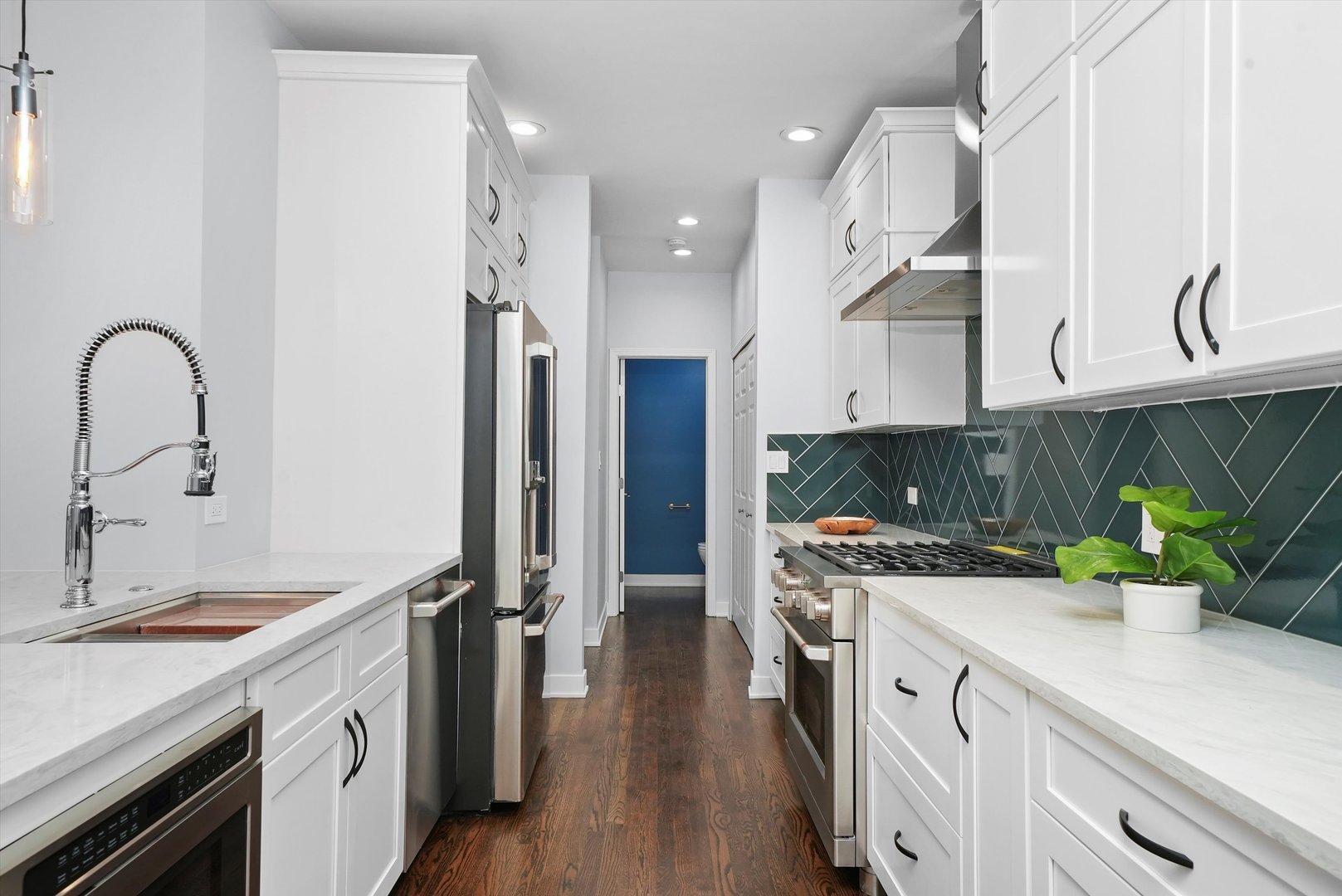 950 N CLARK Street Unit: E