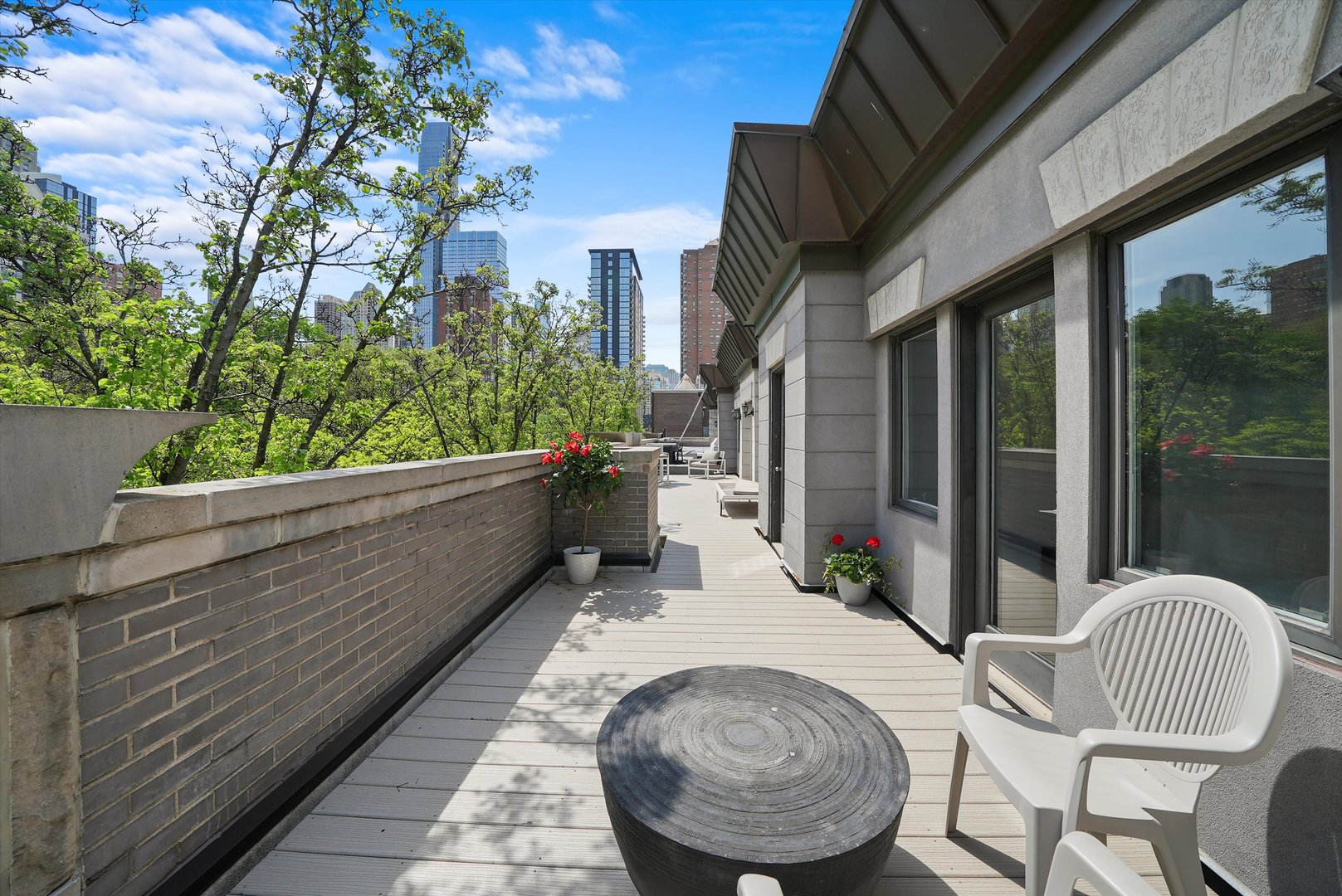 950 N CLARK Street Unit: E
