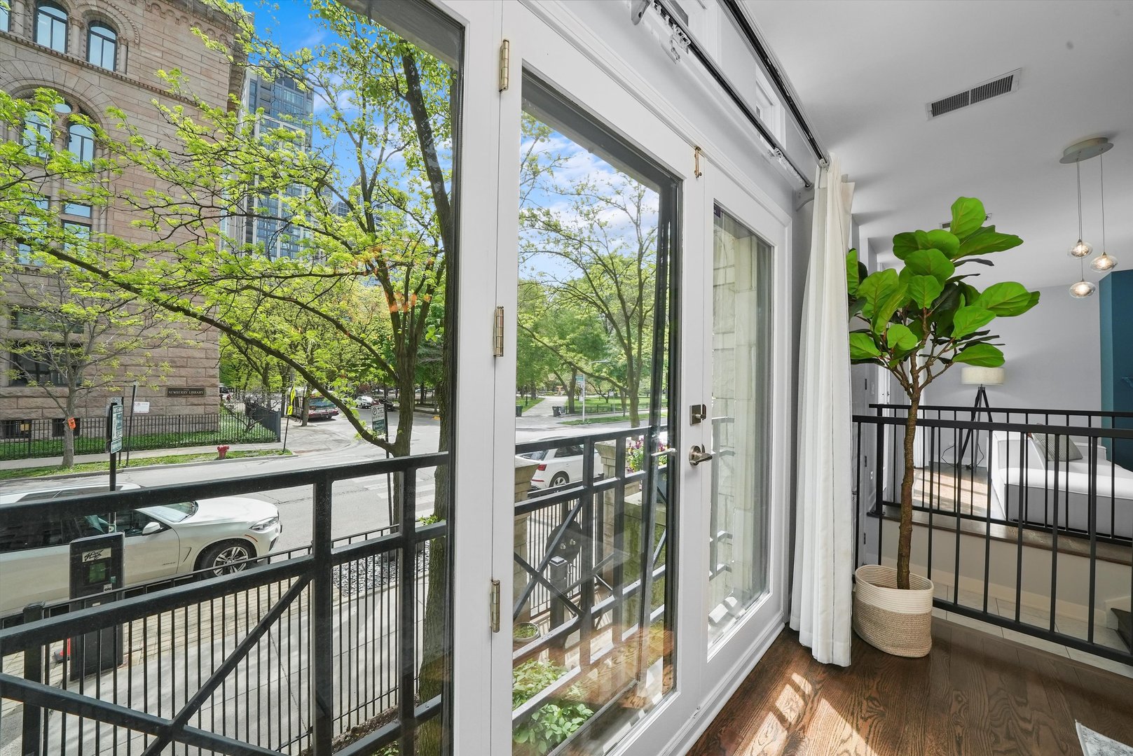 950 N CLARK Street Unit: E