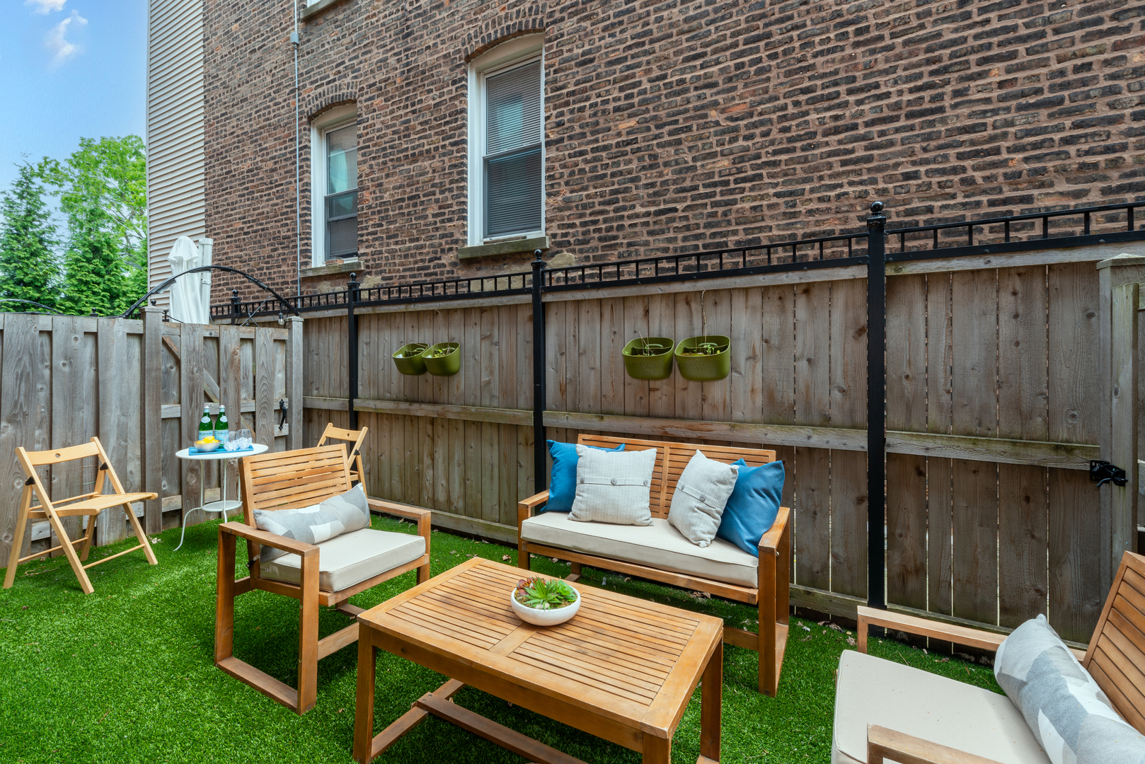 2739 W Prindiville Street