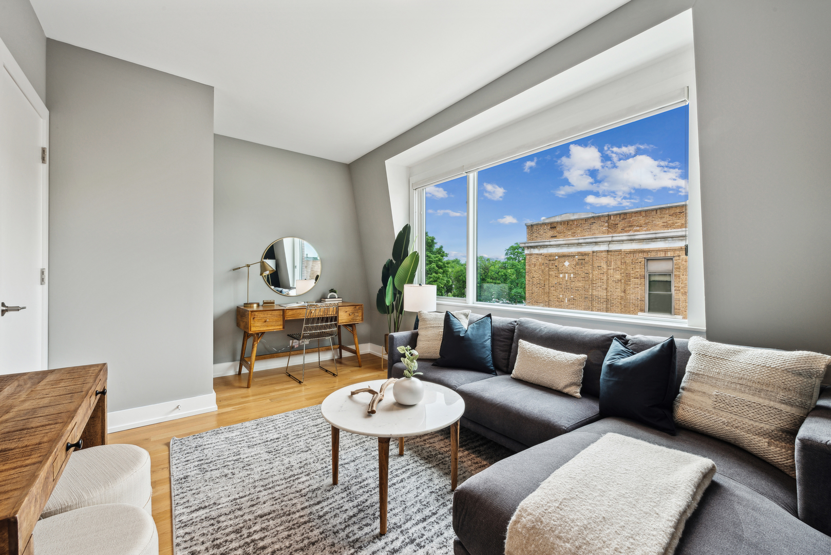 2739 W Prindiville Street