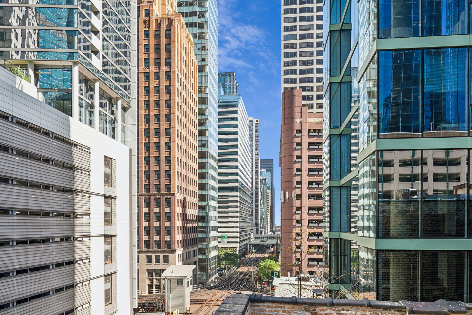 223 W LAKE Street Unit: PH-5N