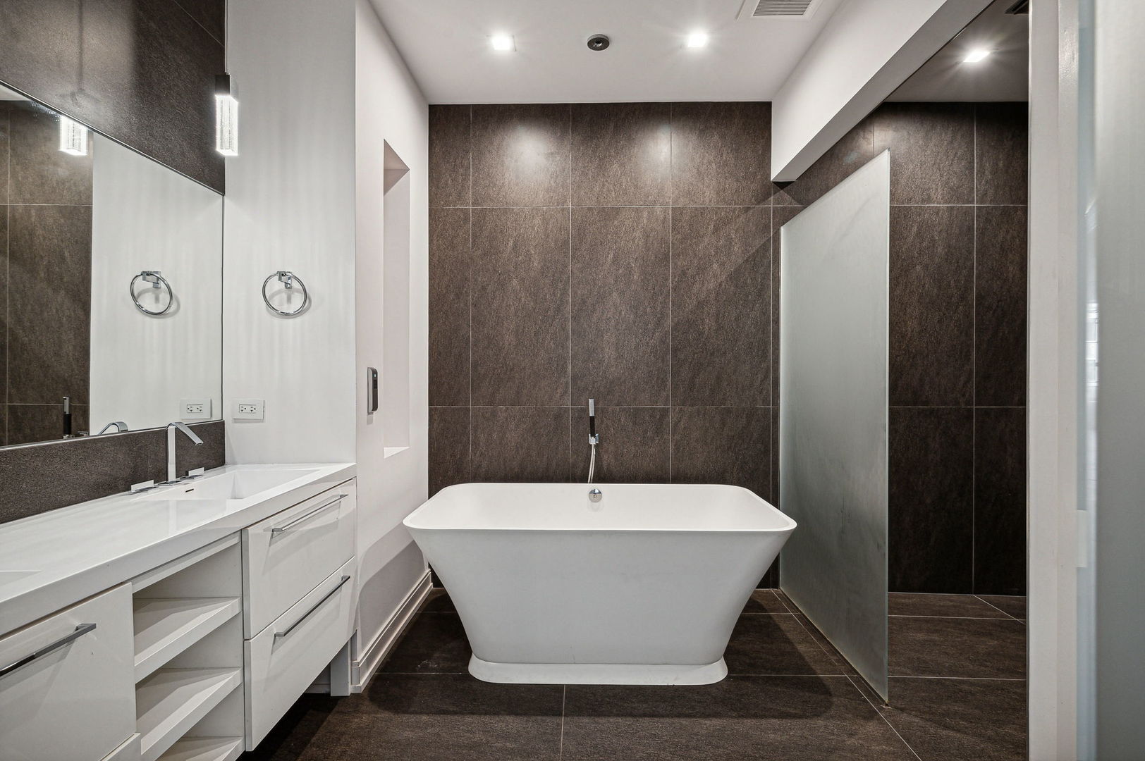 223 W LAKE Street Unit: PH-5N