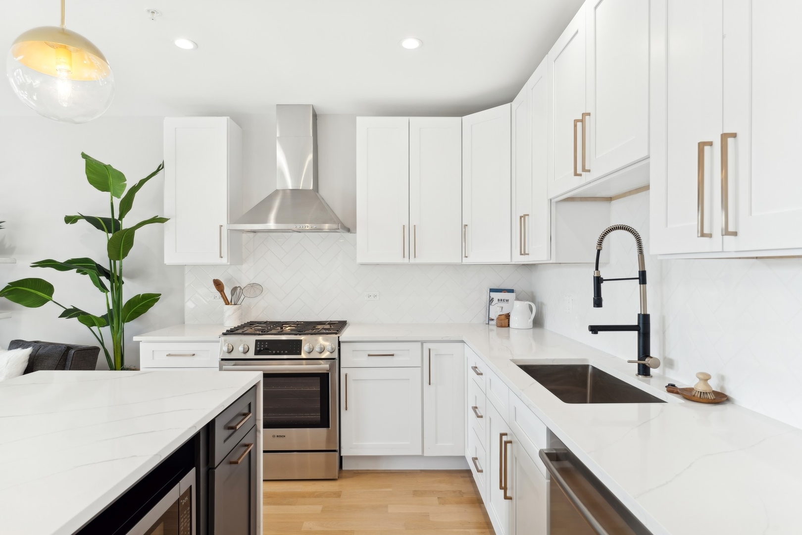 2212 W Lawrence Avenue Unit: 3W