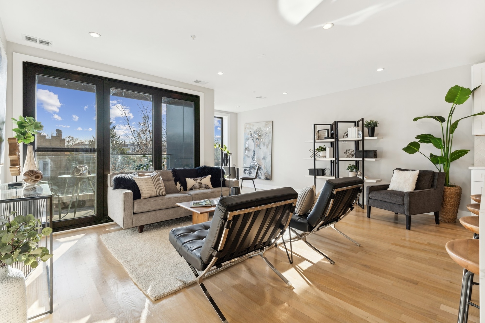 2212 W Lawrence Avenue Unit: 3W