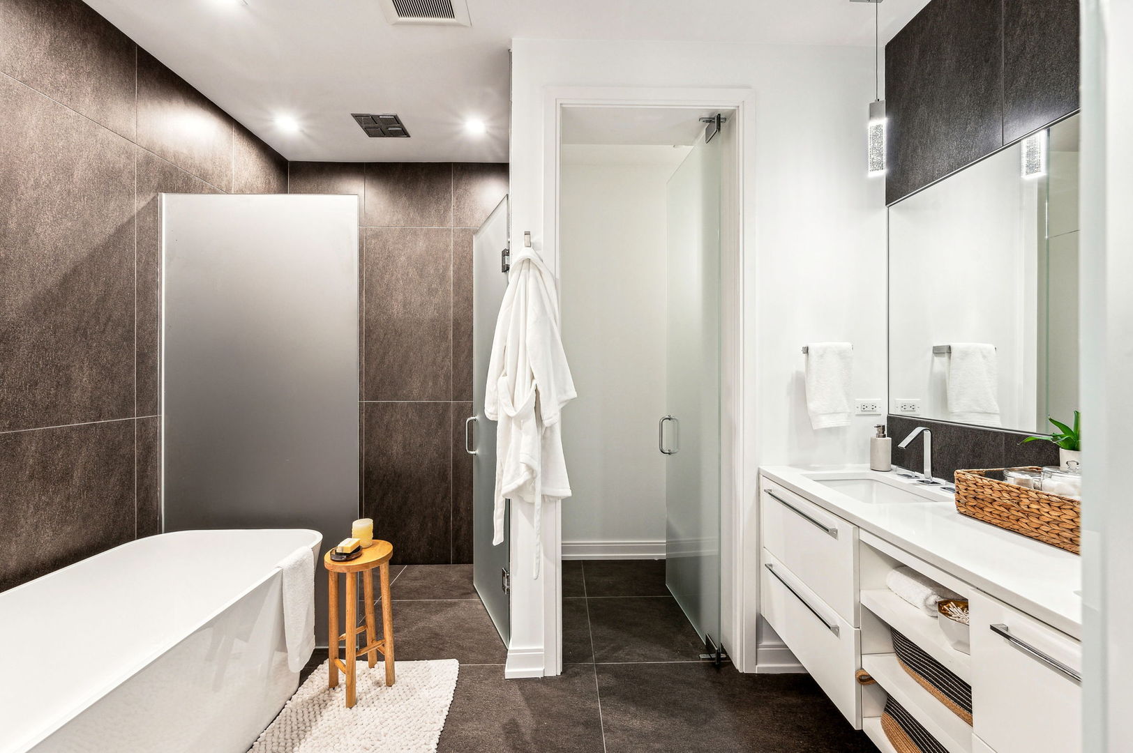 223 W LAKE Street Unit: PH-5S