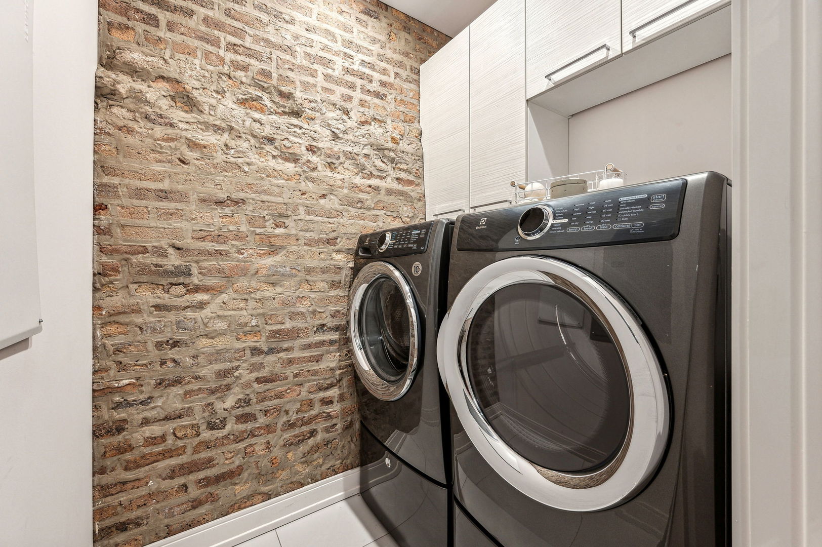 223 W LAKE Street Unit: PH-5S