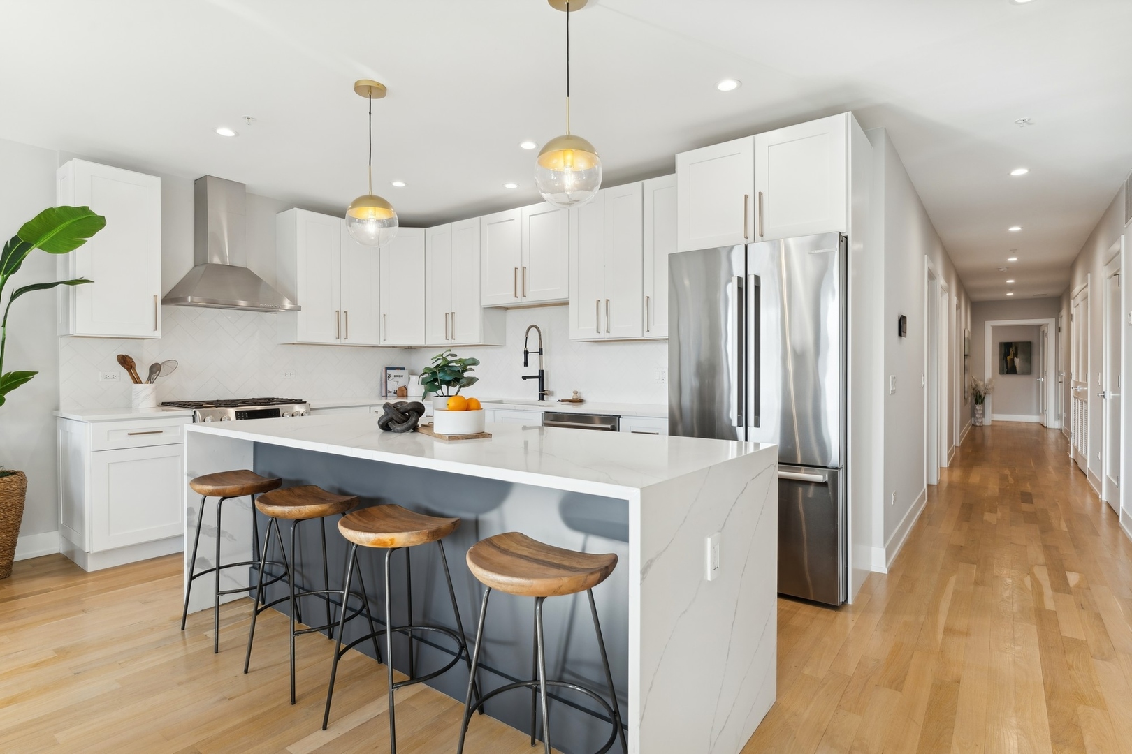 2212 W Lawrence Avenue Unit: 4W