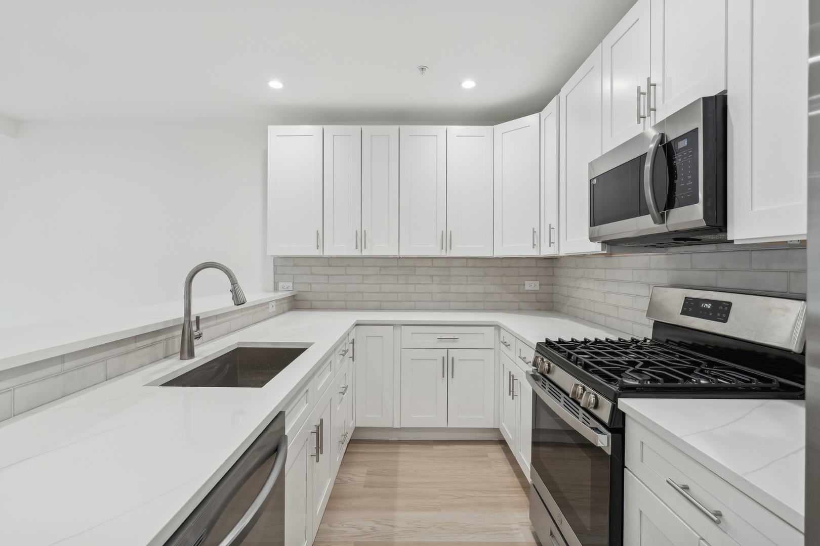 2212 W Lawrence Avenue Unit: 1W