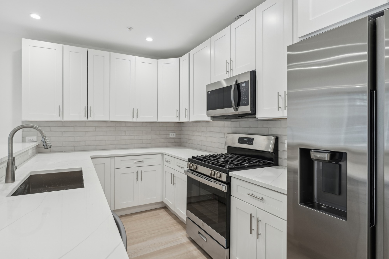 2212 W Lawrence Avenue Unit: 1W