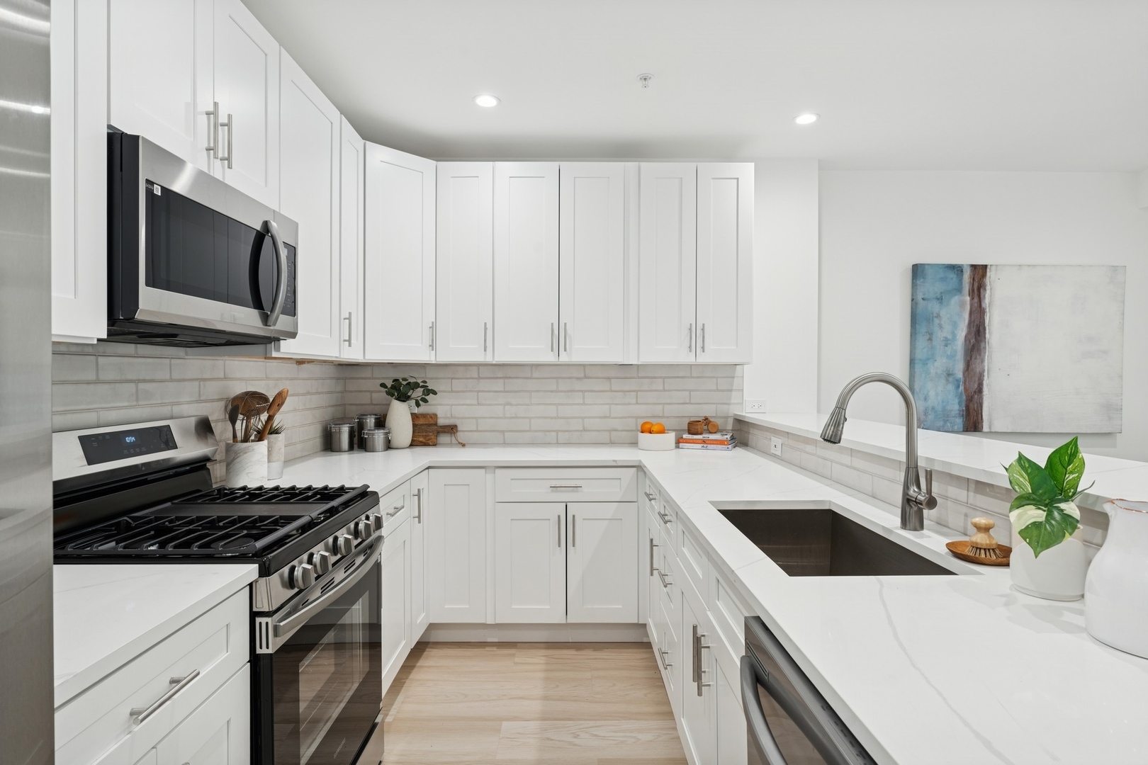 2212 W Lawrence Avenue Unit: 1E