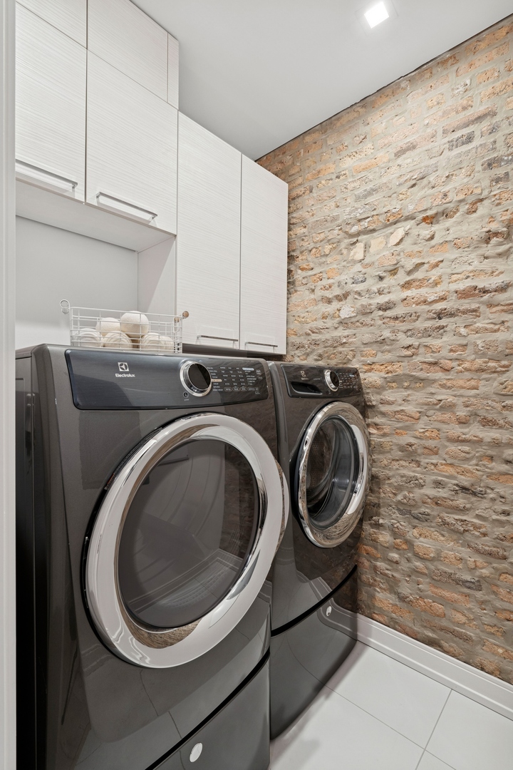 223 W LAKE Street Unit: 3N