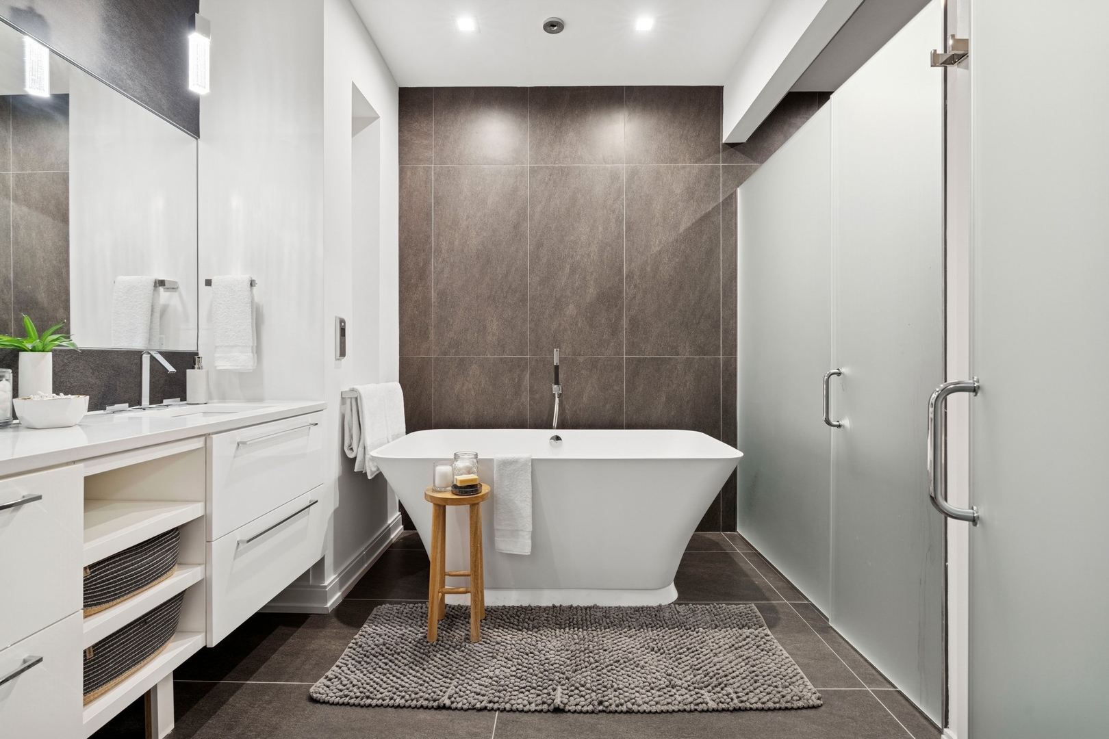 223 W LAKE Street Unit: 3N