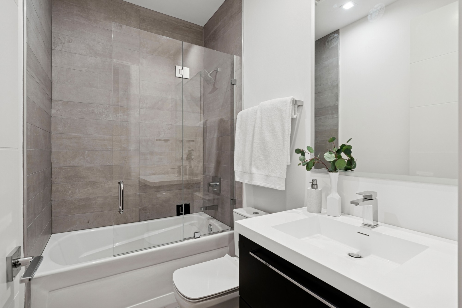 223 W LAKE Street Unit: 3N