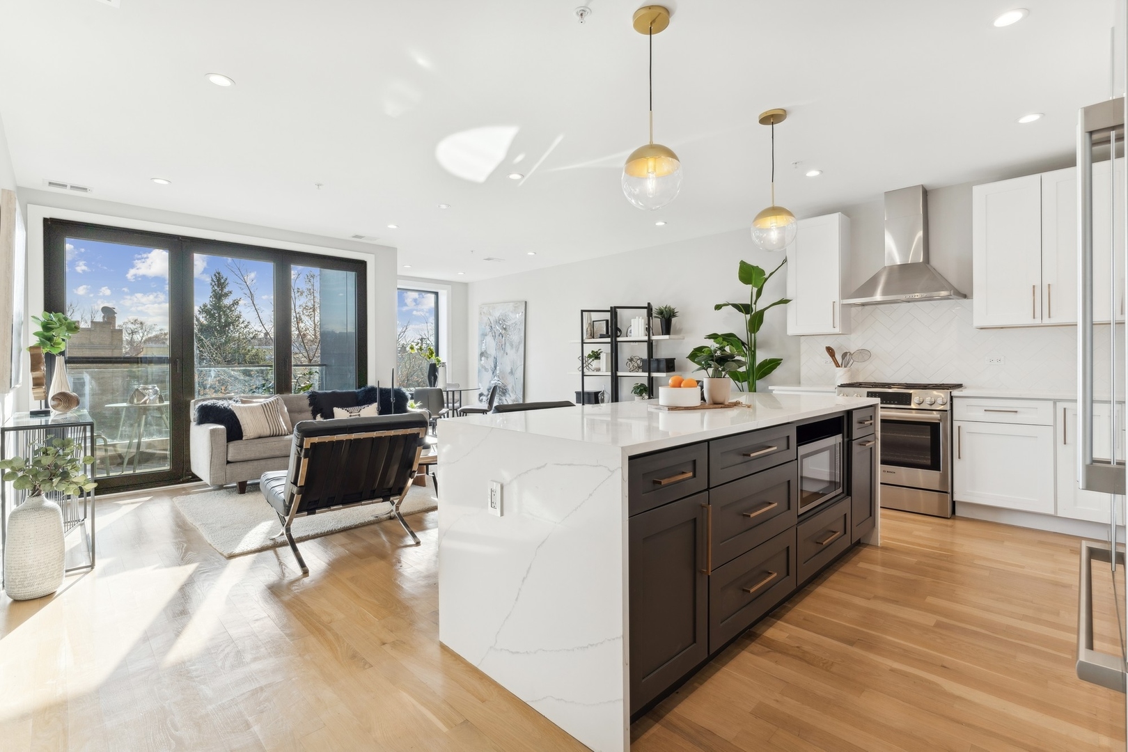 2212 W Lawrence Avenue Unit: 2W