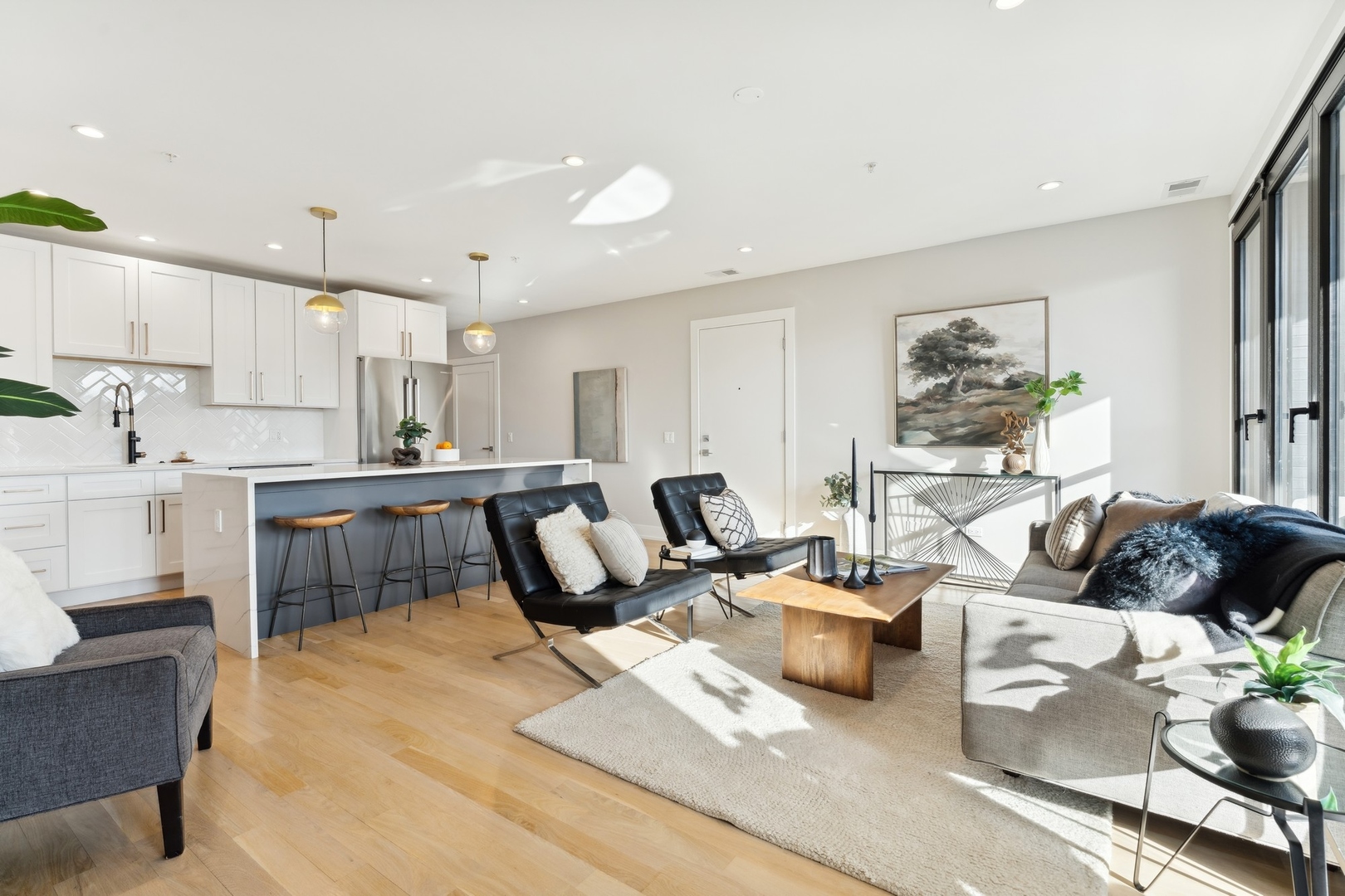 2212 W Lawrence Avenue Unit: 2W