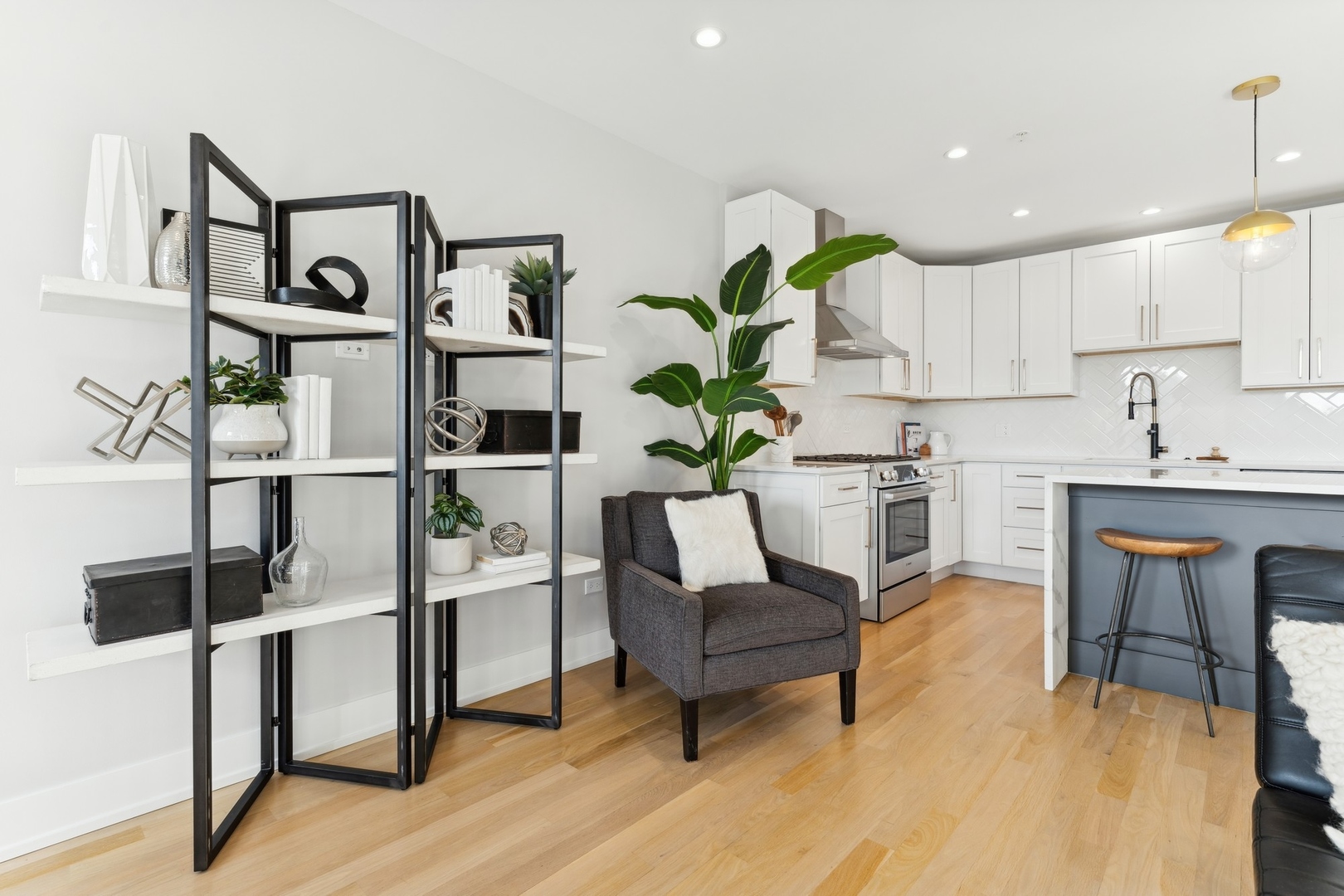 2212 W Lawrence Avenue Unit: 2W