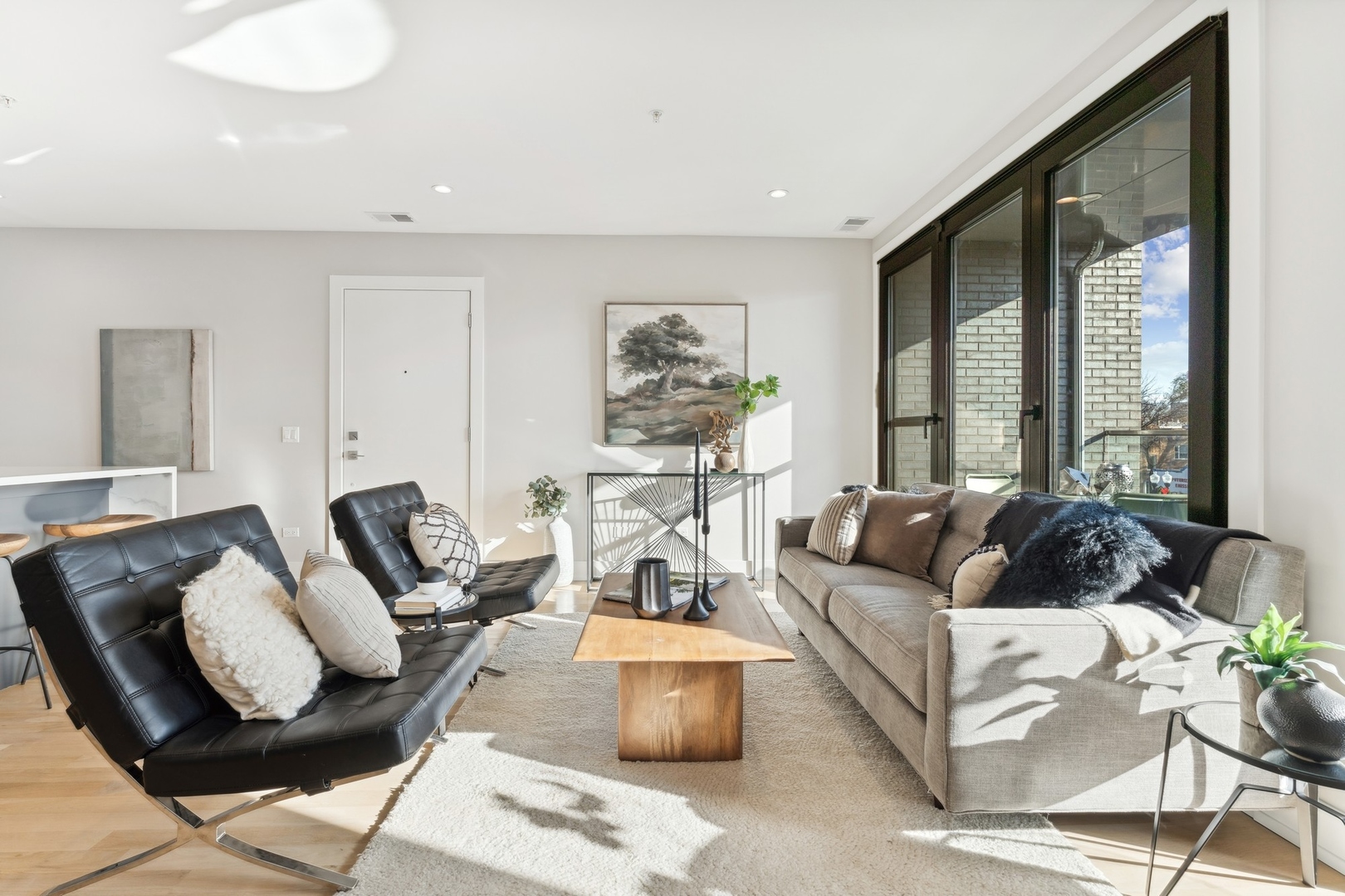 2212 W Lawrence Avenue Unit: 2W