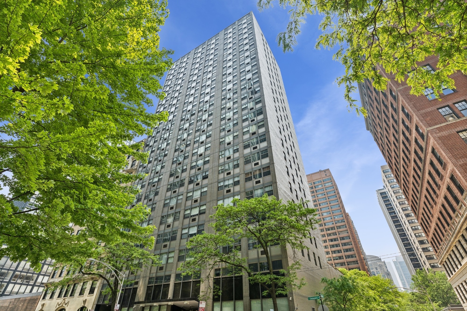 253 E DELAWARE Place Unit: 4D