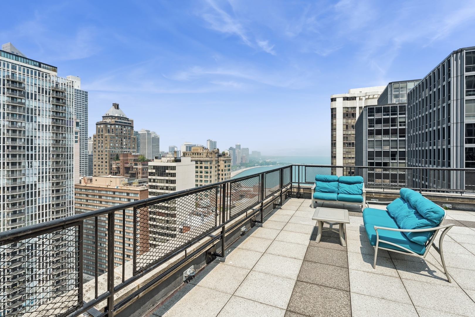 253 E DELAWARE Place Unit: 4D