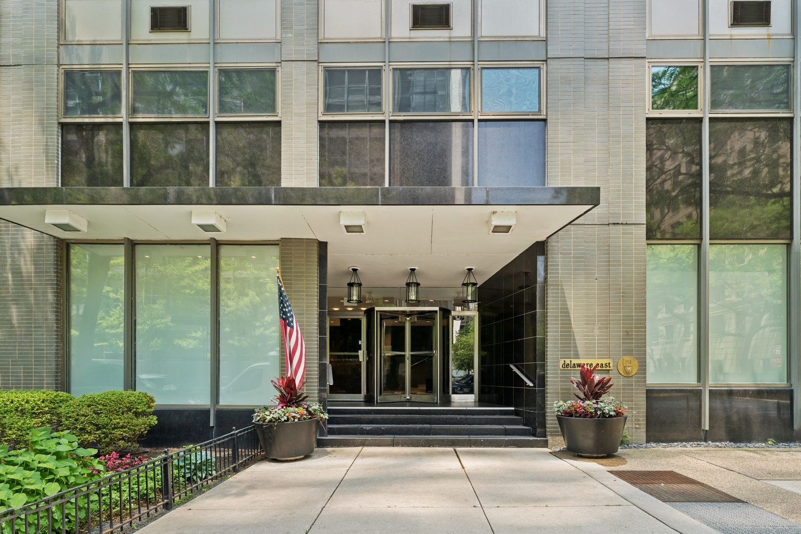 253 E DELAWARE Place Unit: 4D
