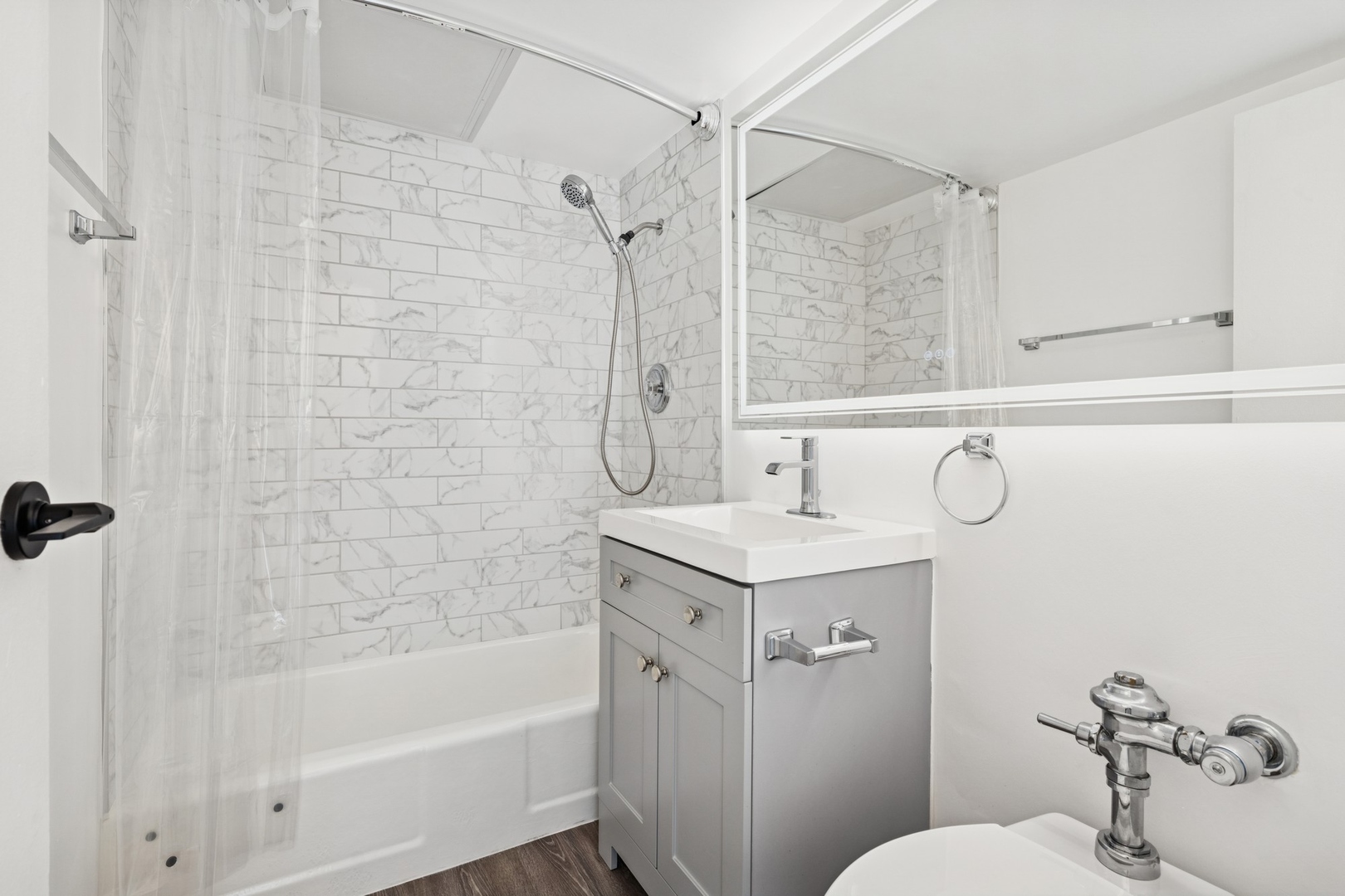 253 E DELAWARE Place Unit: 4D