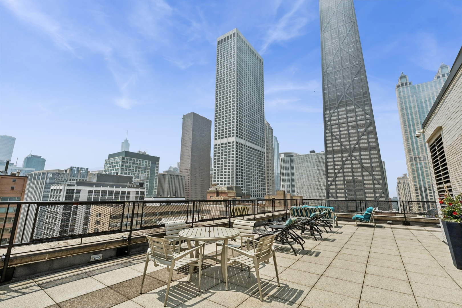 253 E DELAWARE Place Unit: 4D