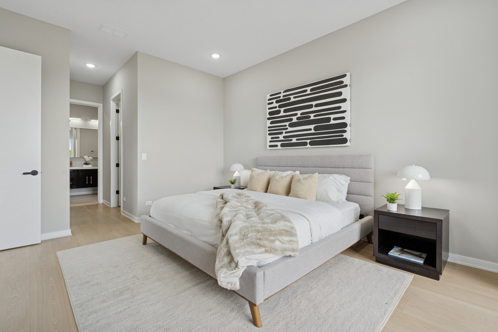 5830 N Lincoln Avenue Unit: 2E