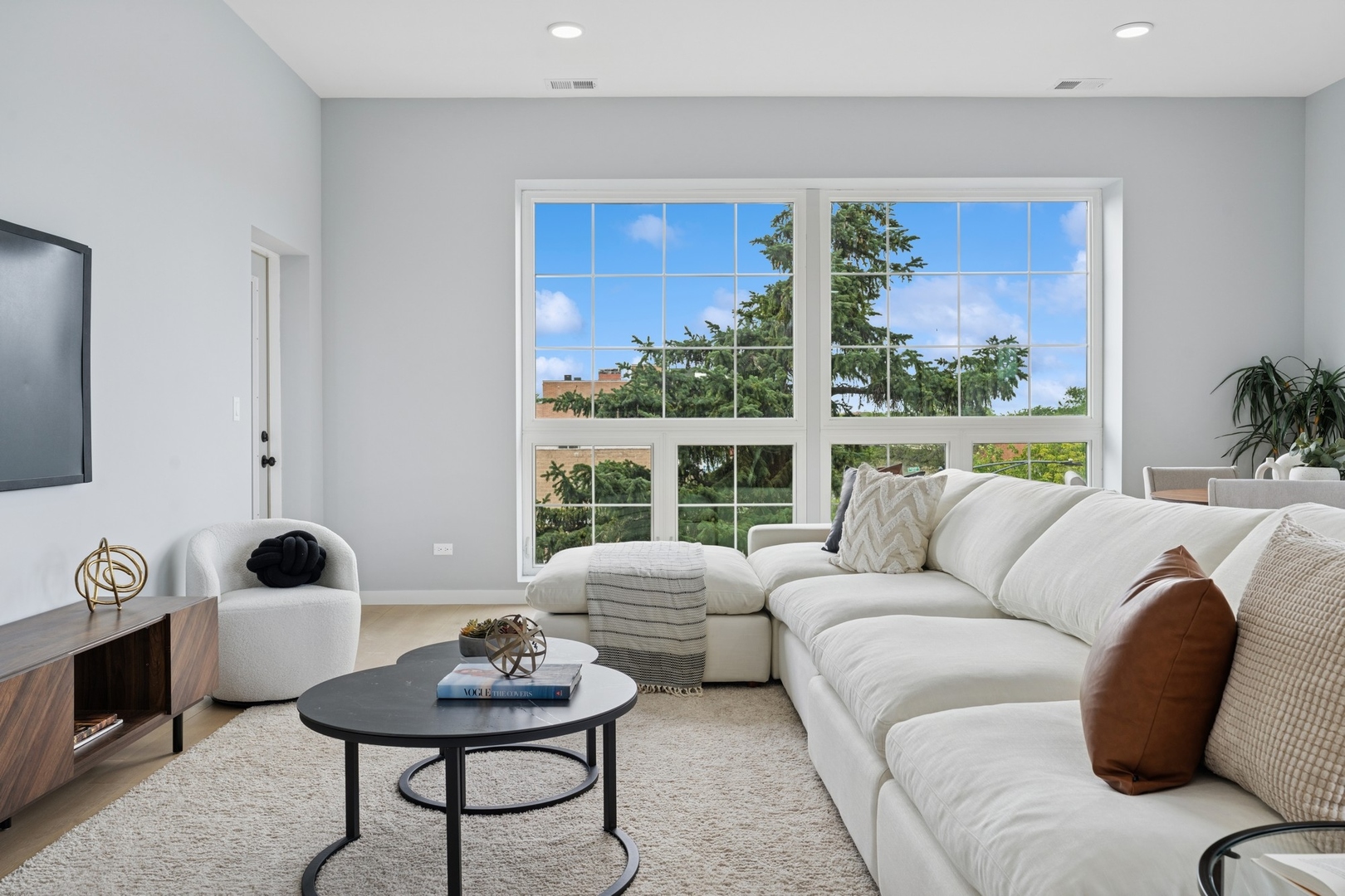 5830 N Lincoln Avenue Unit: 2E