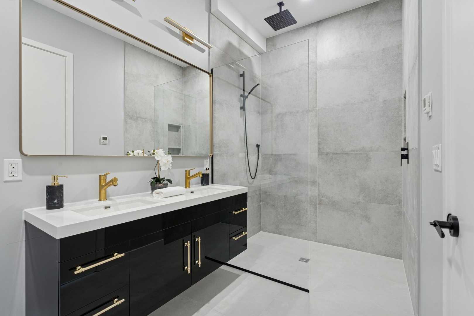 5830 N Lincoln Avenue Unit: 2E