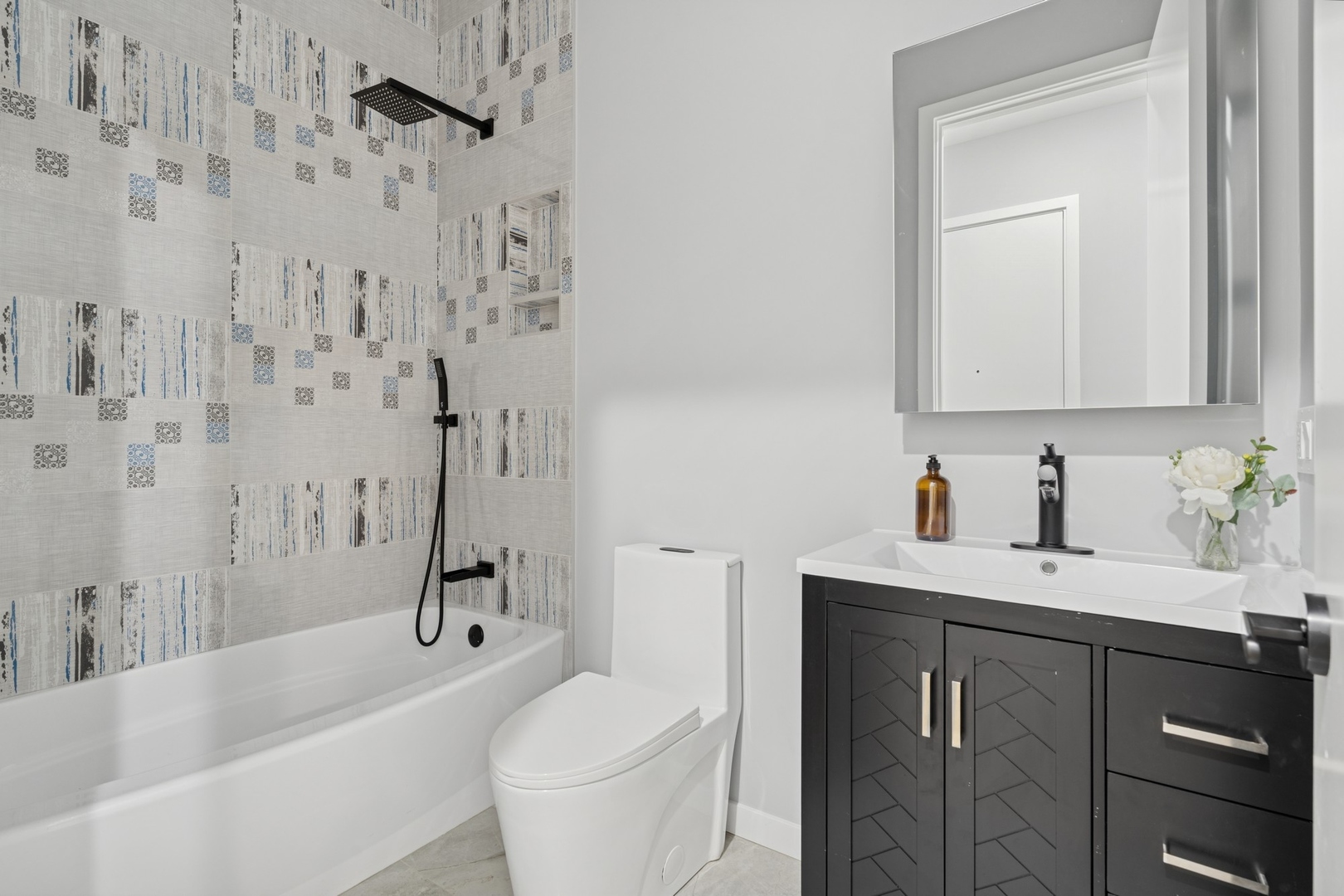 5830 N Lincoln Avenue Unit: 2E