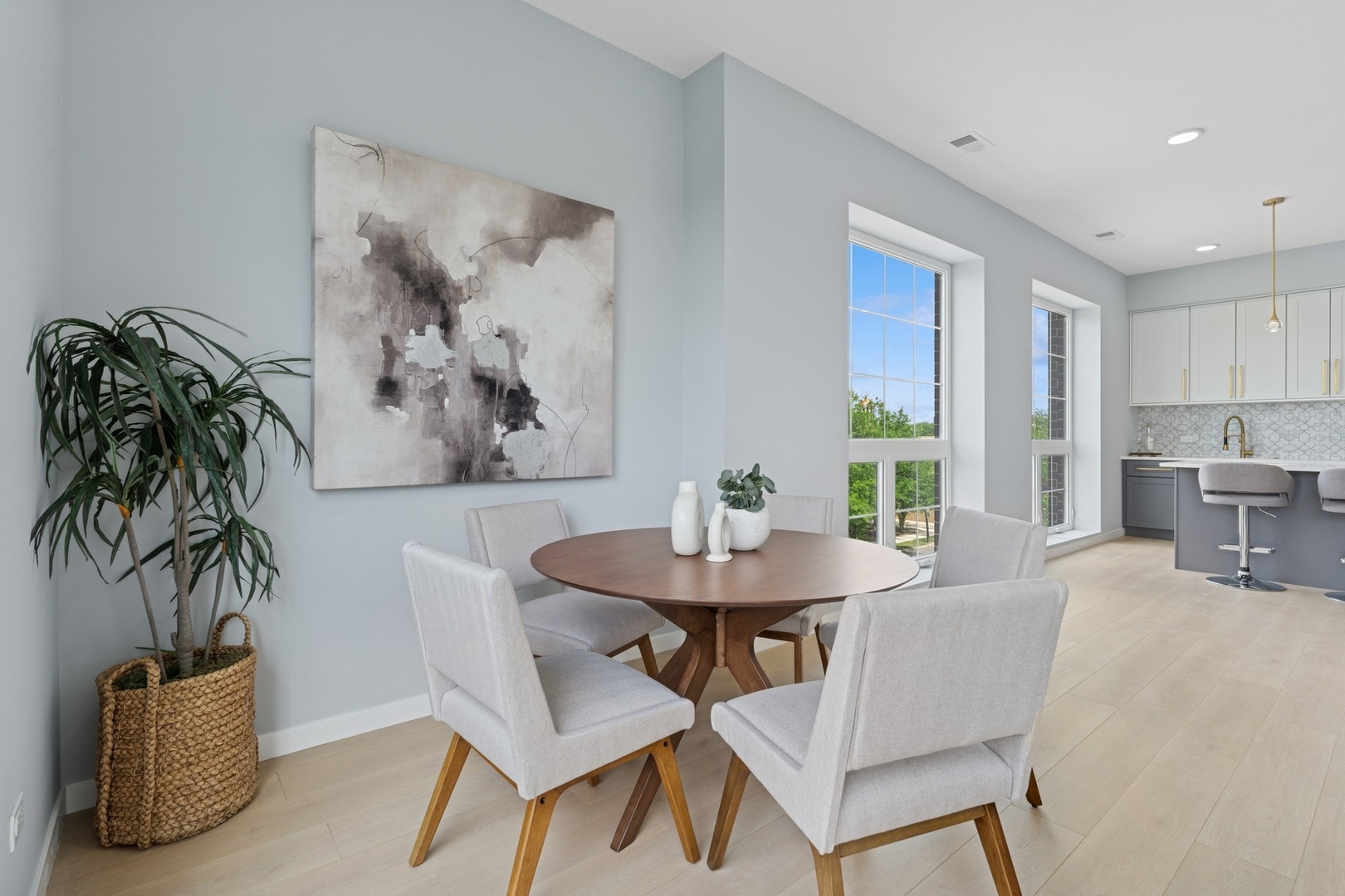 5830 N Lincoln Avenue Unit: 2E