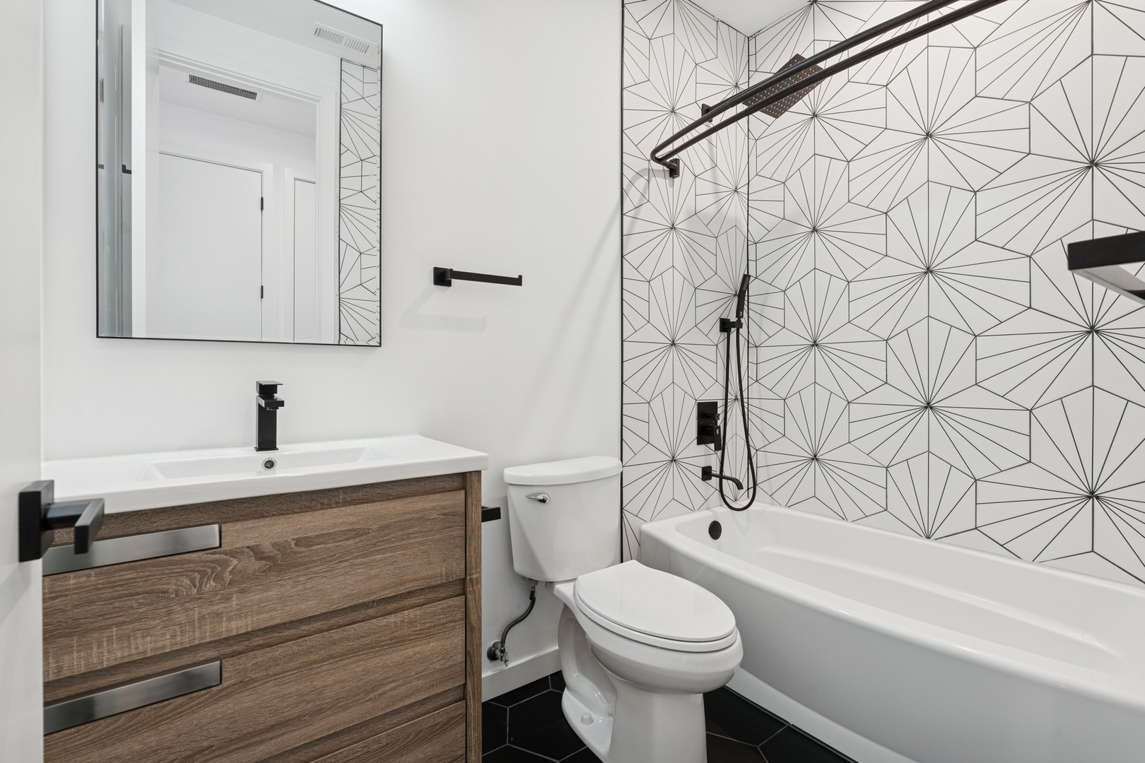 5824 N Lincoln Avenue Unit: GN