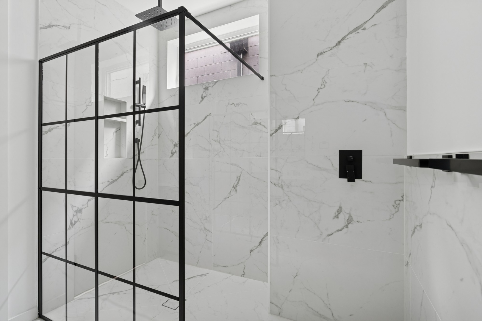 5824 N Lincoln Avenue Unit: 1N