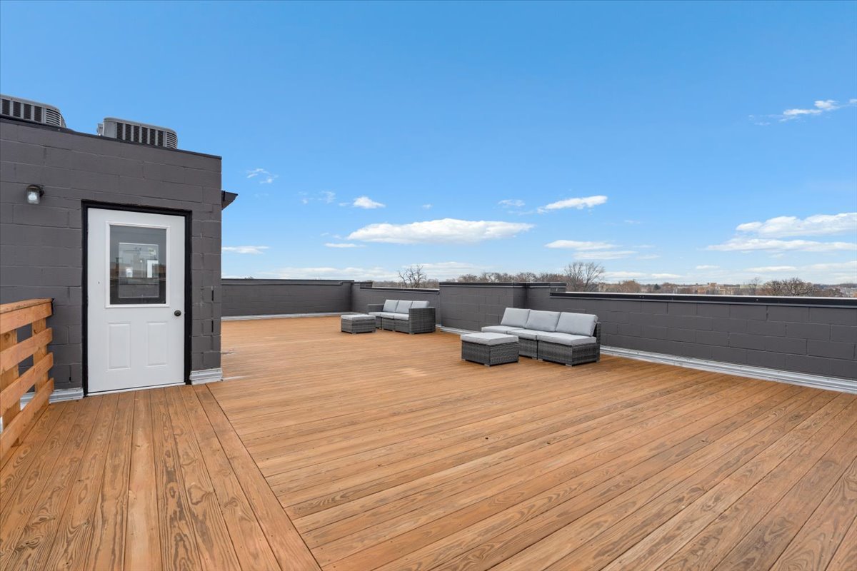 5824 N Lincoln Avenue Unit: PH-3N