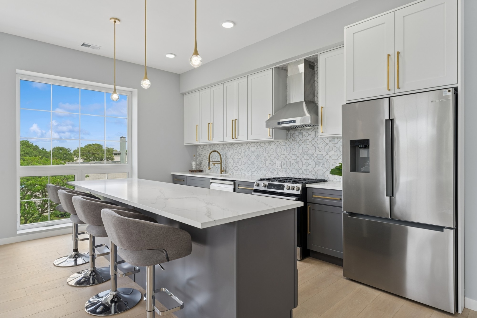 5830 N Lincoln Avenue Unit: 3E