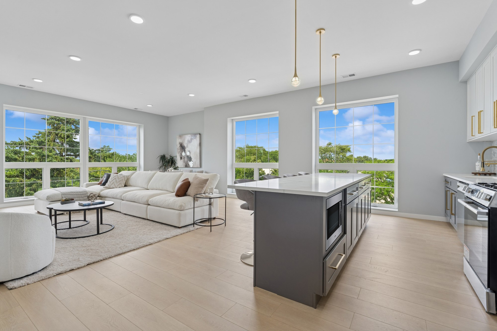 5830 N Lincoln Avenue Unit: 3E