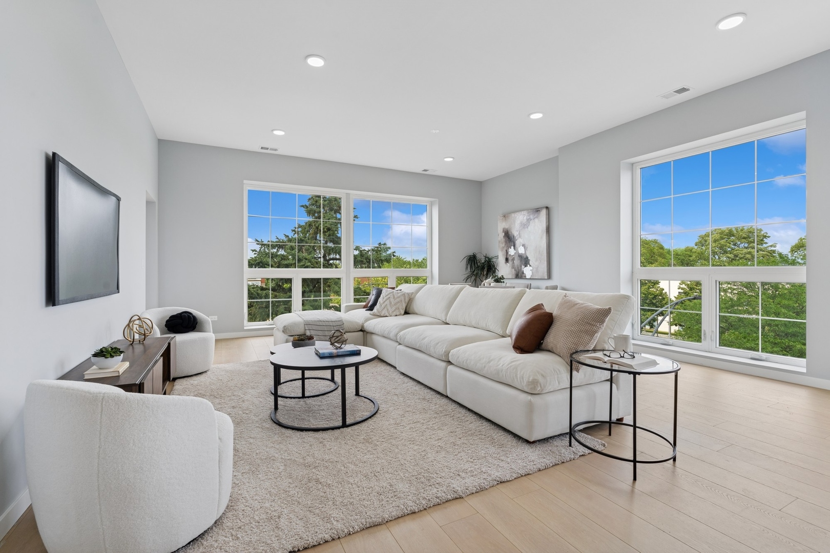 5830 N Lincoln Avenue Unit: 3E