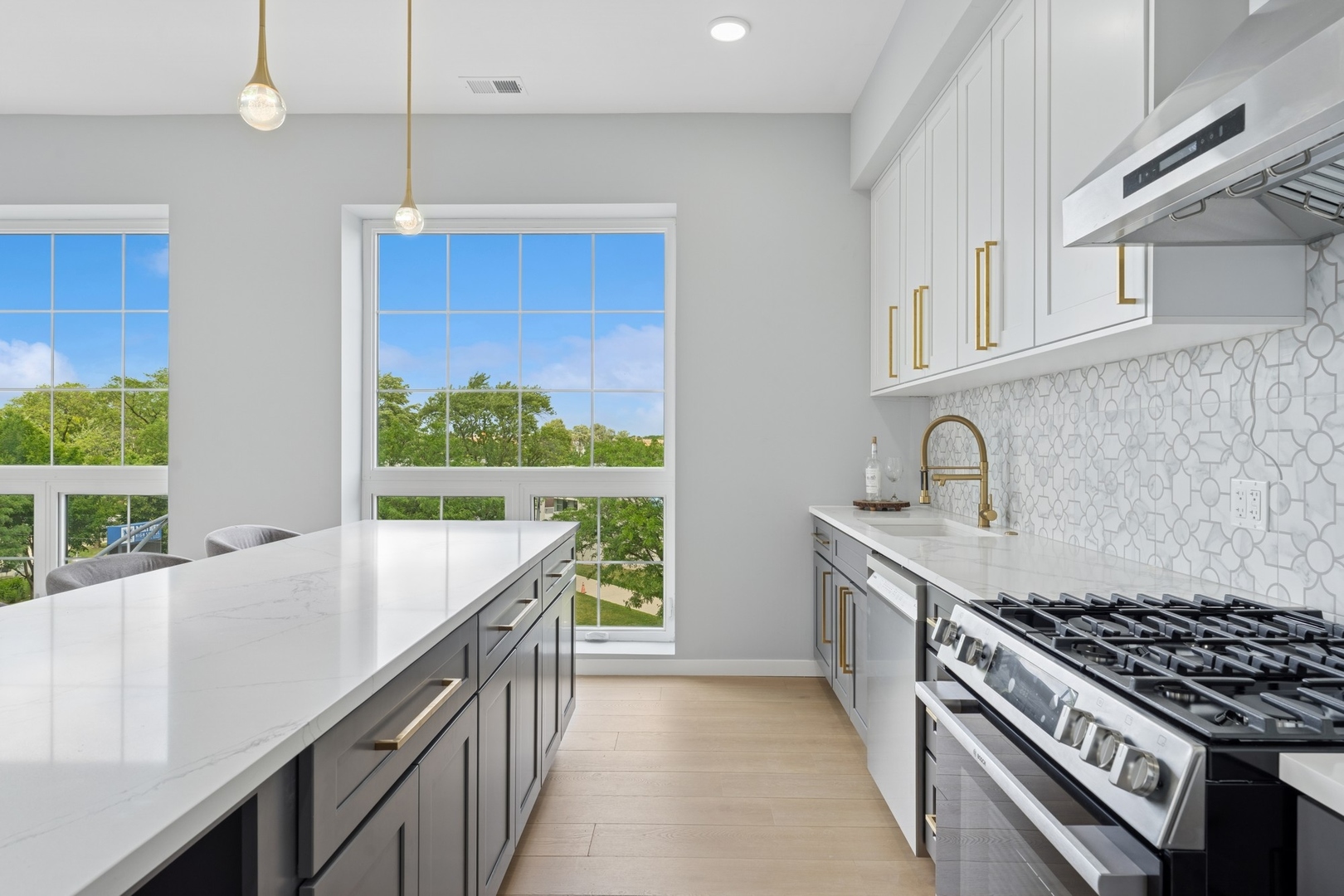 5830 N Lincoln Avenue Unit: 3E