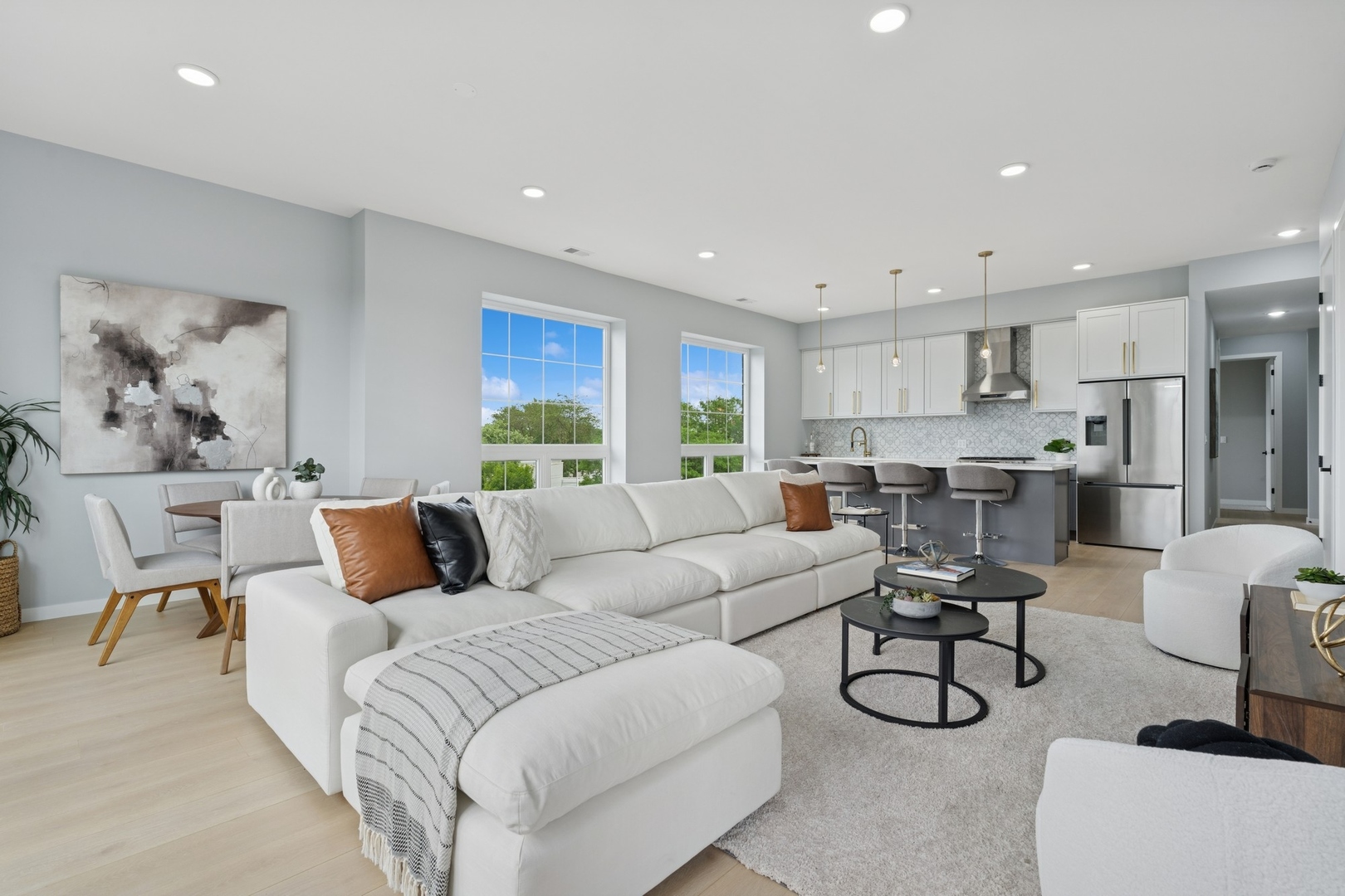 5830 N Lincoln Avenue Unit: 1E