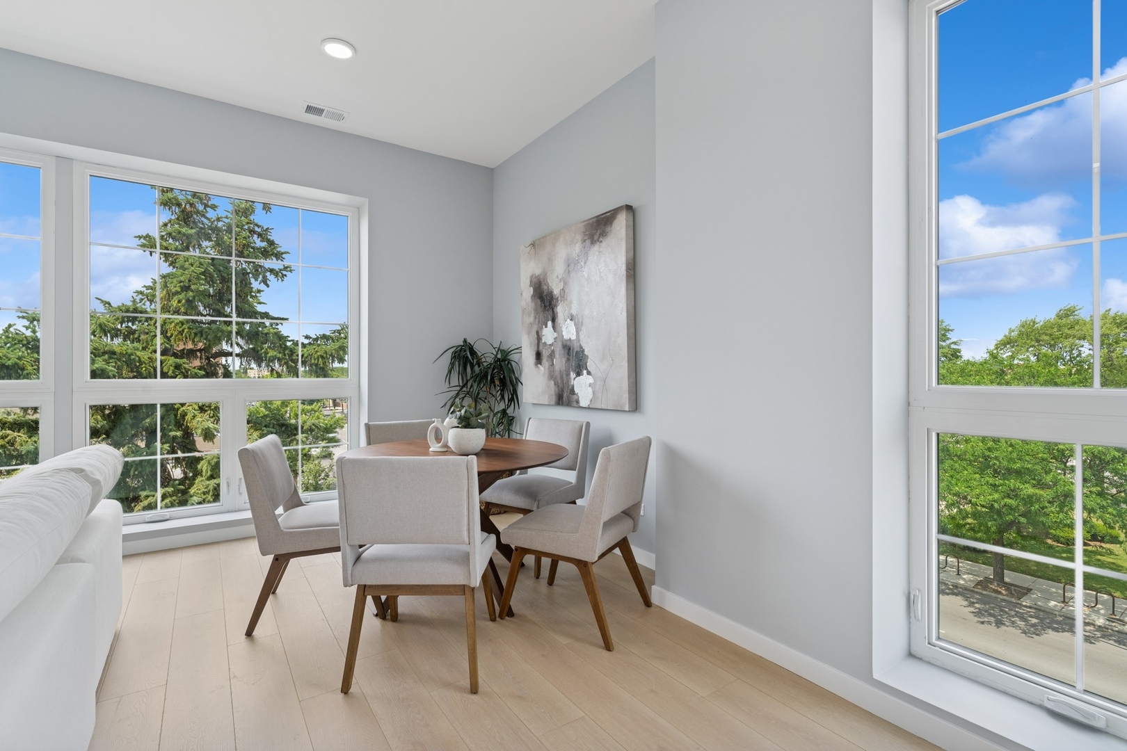 5830 N Lincoln Avenue Unit: 1E