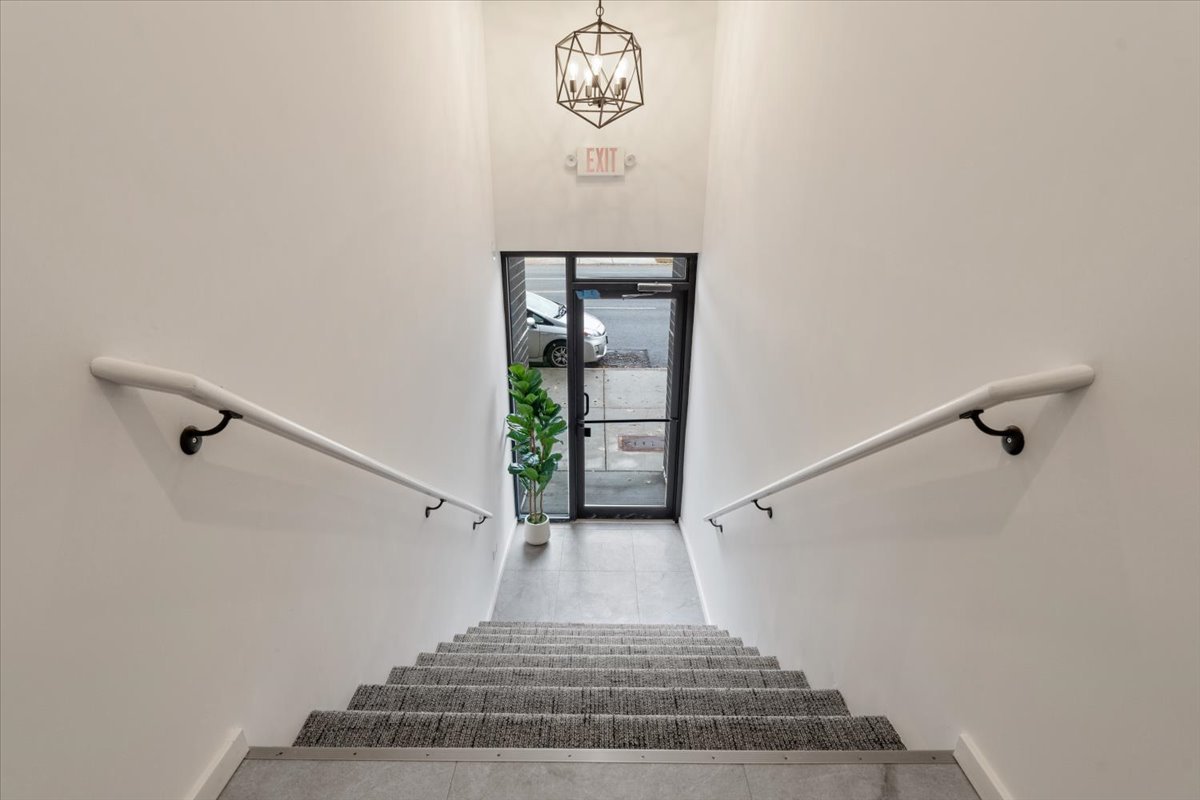 5830 N Lincoln Avenue Unit: 2W