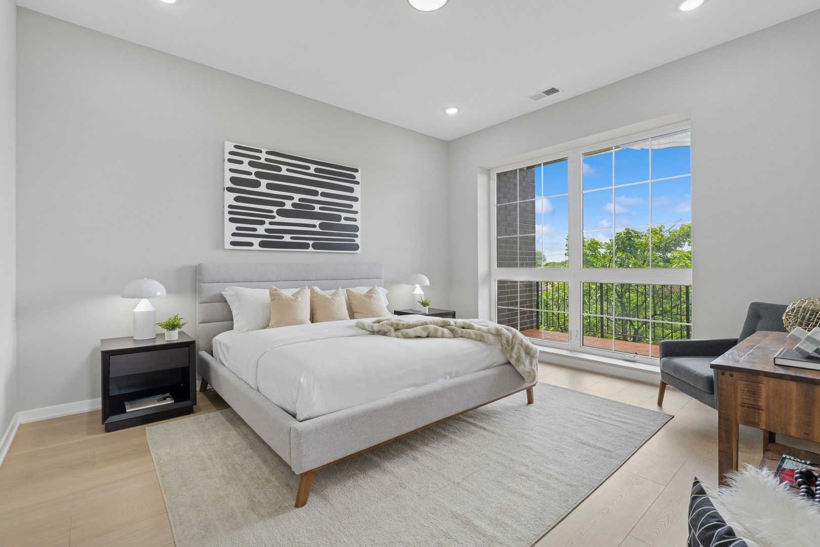 5830 N Lincoln Avenue Unit: 2W