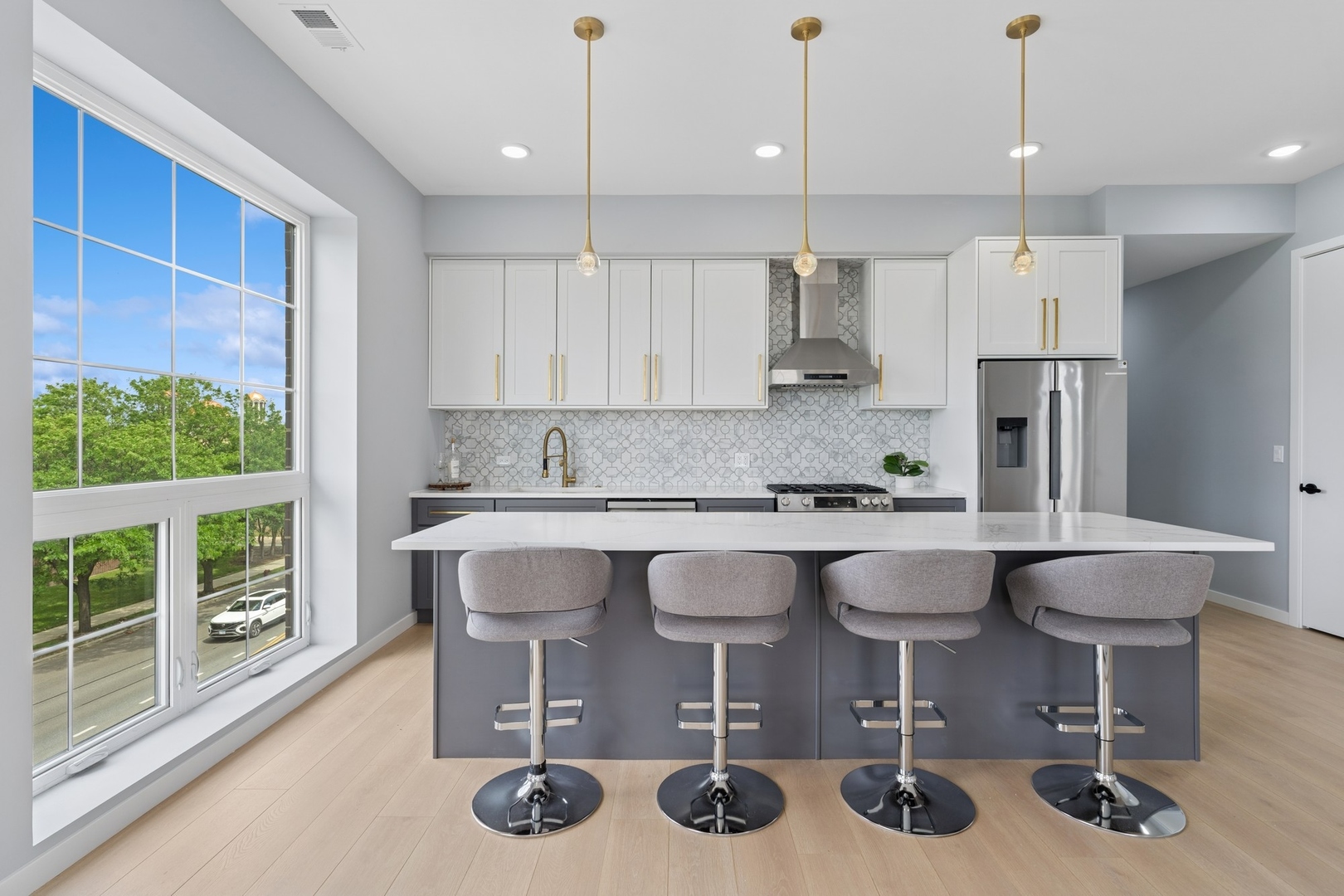 5830 N Lincoln Avenue Unit: 2W