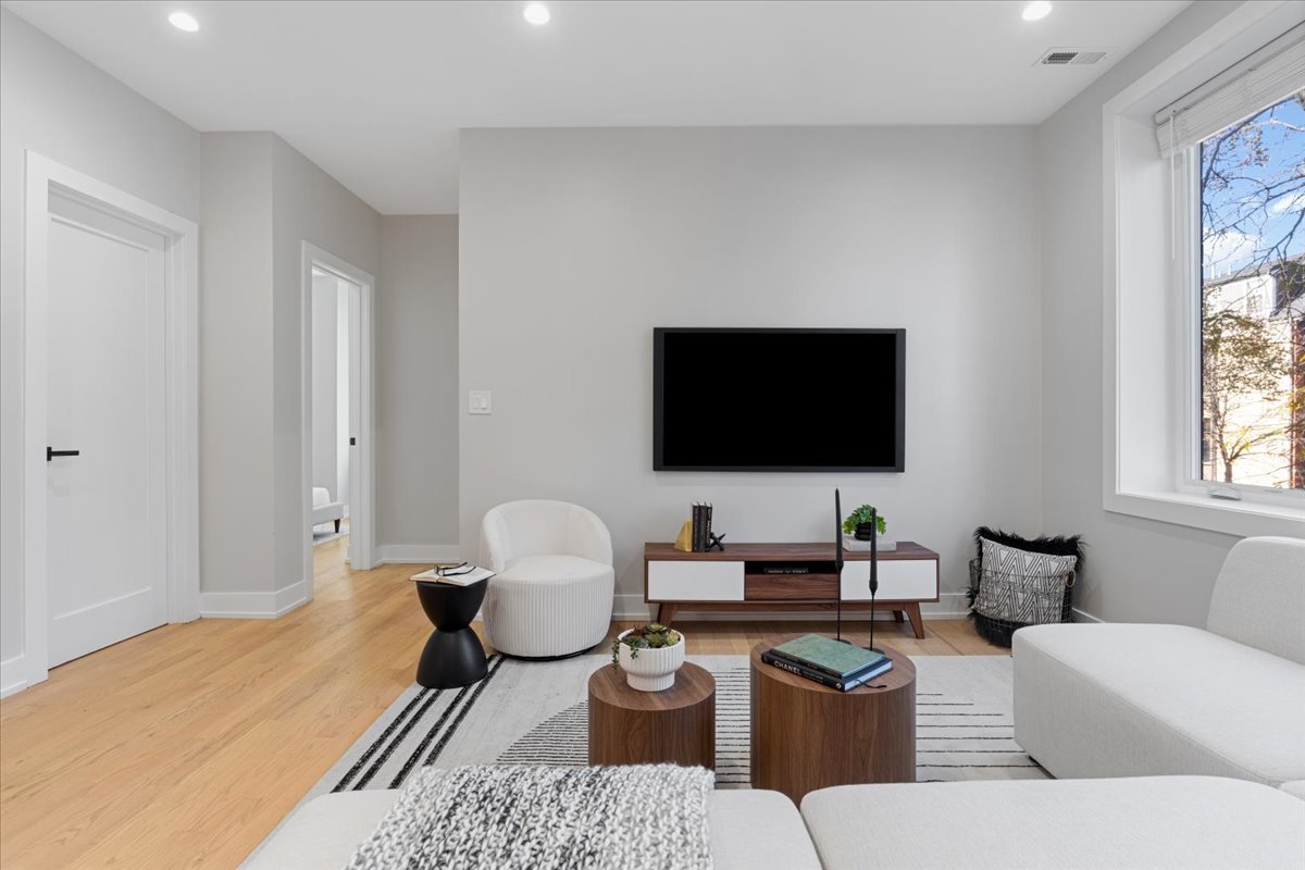 3653 W Barry Avenue Unit: 4W